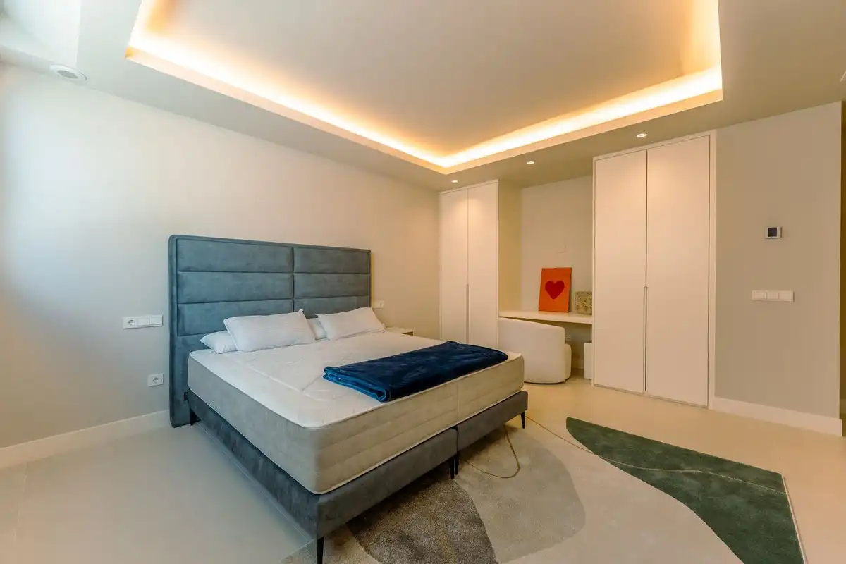 Dormitori de Casa o xalet de lloguer en Estepona amb Jardí privat, Piscina i Alarma
