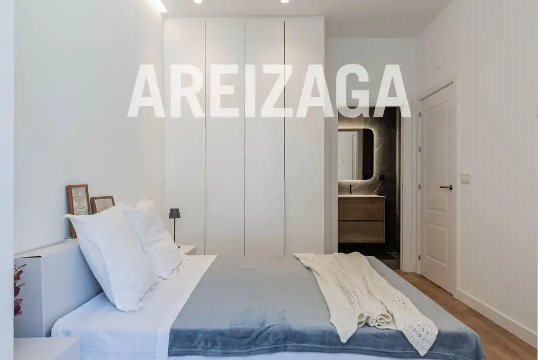 Habitación de Piso en venta en Donostia - San Sebastián  con Calefacción, Terraza y Balcón