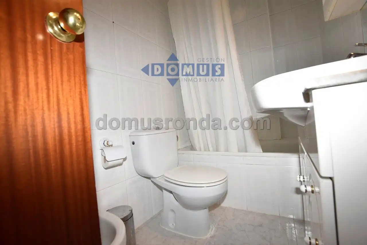 Baño de Piso en venta en Ronda con Trastero, Amueblado y Lavadora