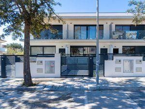 Vista exterior de Casa adosada en venda en Cambrils amb Aire condicionat, Jardí privat i Traster