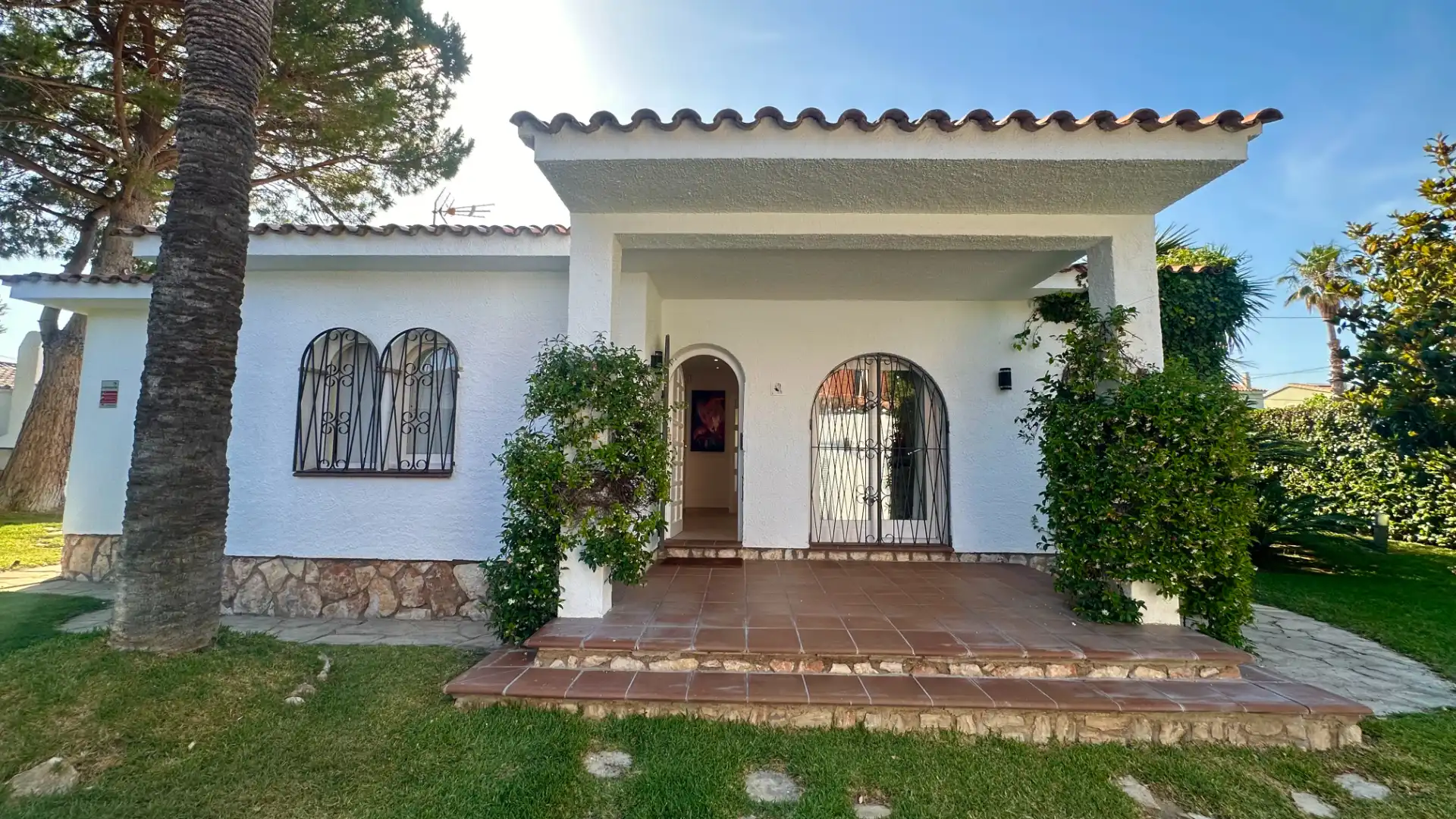 Vista exterior de Casa o xalet en venda en Mont-roig del Camp amb Aire condicionat, Jardí privat i Terrassa