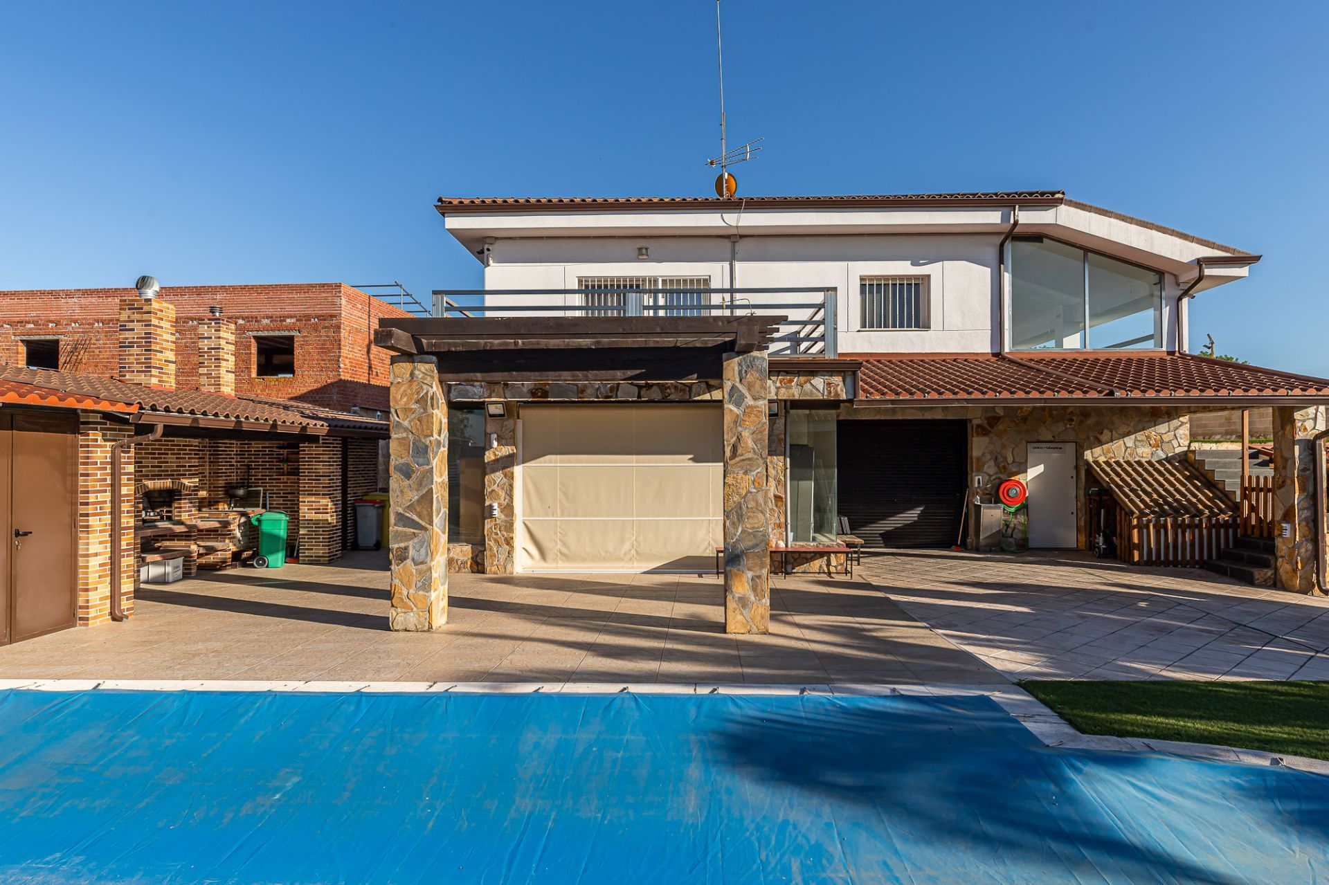 Swimming pool of House or chalet for sale in Mejorada del Campo  with Air Conditioner, Terrace and Storage room