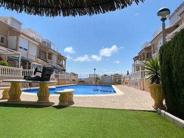 Casa aparellada amb piscina en venda a Orihuela Costa