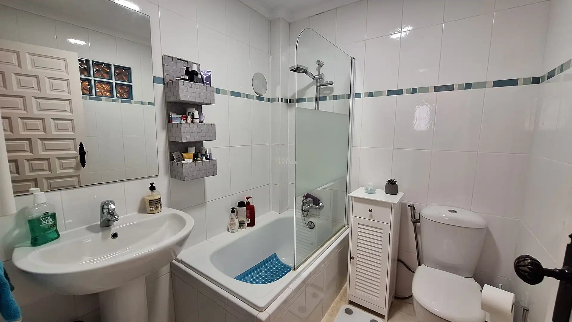 Badezimmer von Einfamilien-Reihenhaus zum Verkauf in Oliva mit Klimaanlage, Abstellraum und Whirlpool