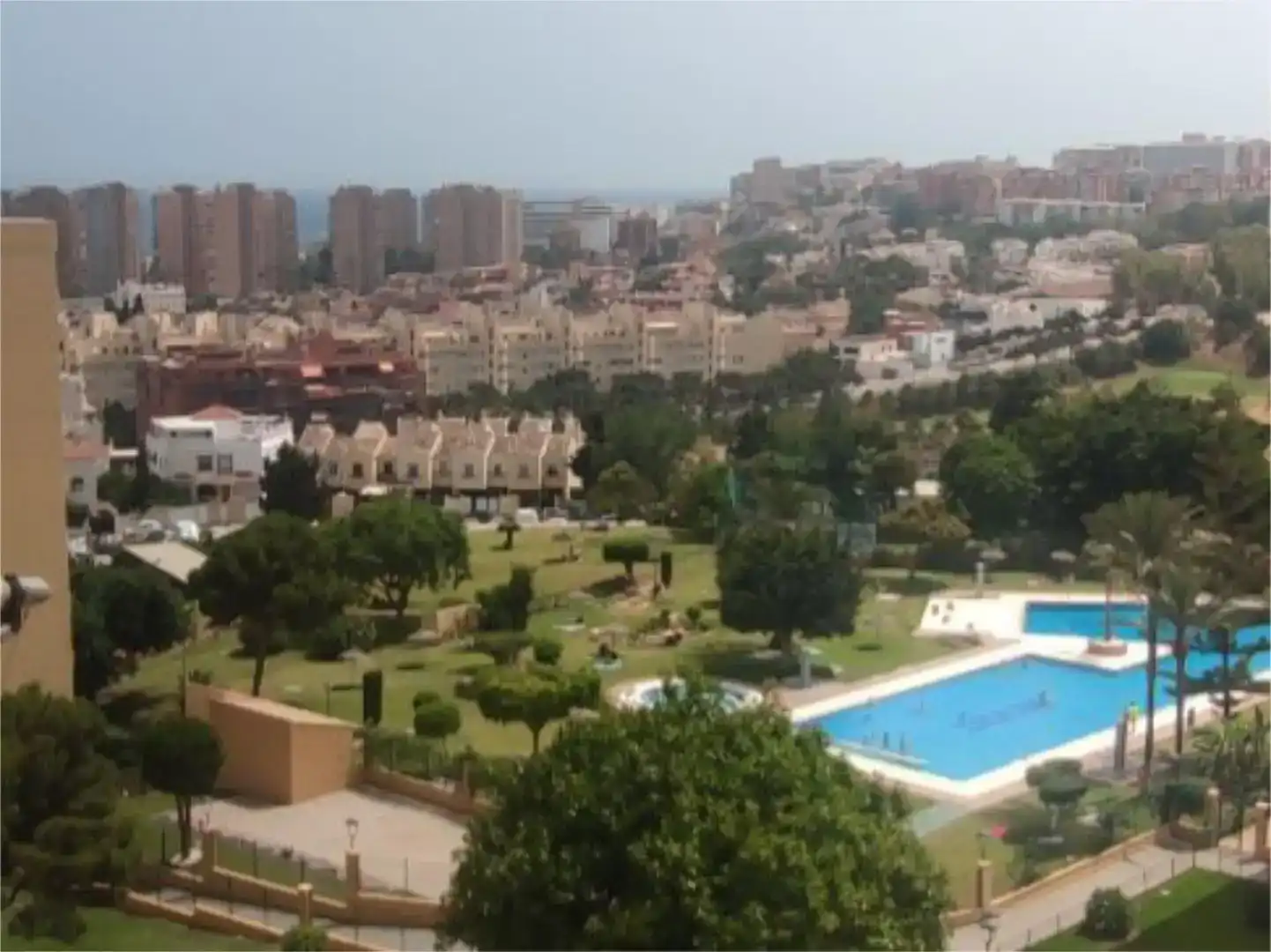 Vista exterior de Estudi en venda en Torremolinos amb Aire condicionat, Parquet i Piscina