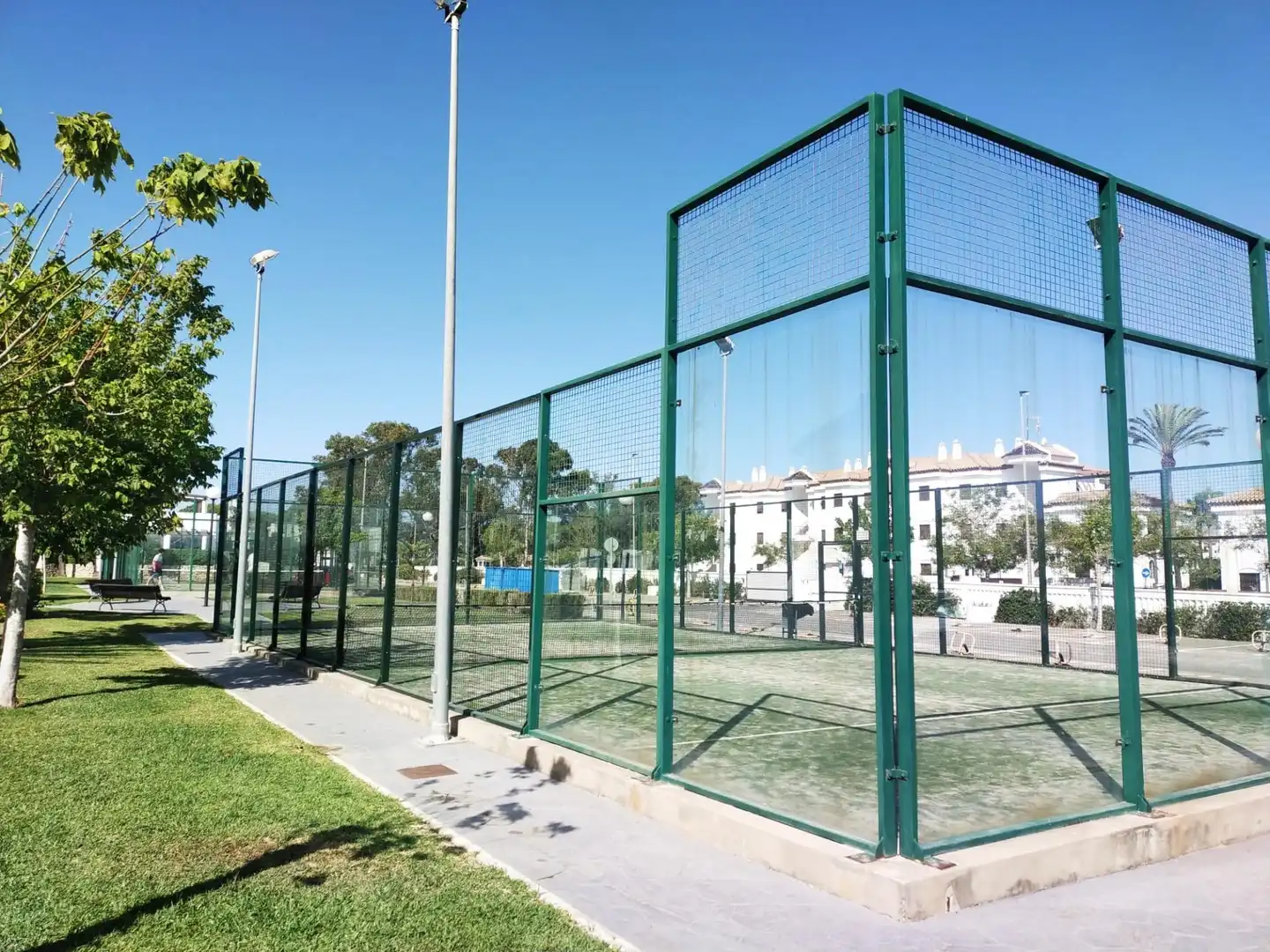 Vista exterior de Apartamento en venta en Chiclana de la Frontera con Jardín privado, Terraza y Amueblado