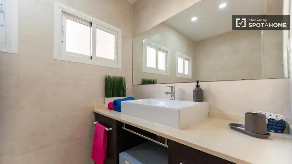 Baño de Piso de alquiler en Valencia con Aire acondicionado, Calefacción y Amueblado