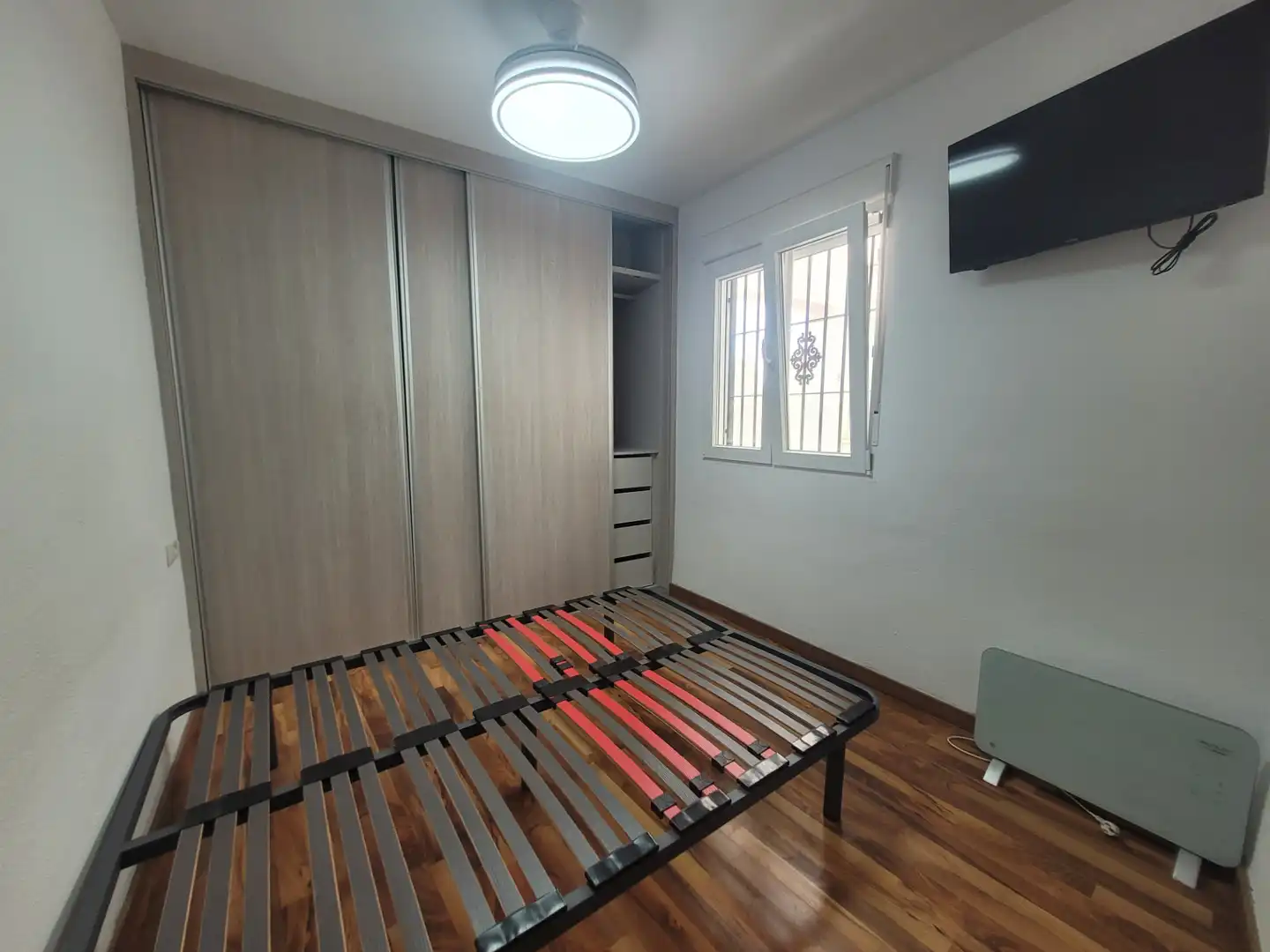 Habitación de Piso en venta en Maracena con Lavadora, Microondas y Balcón