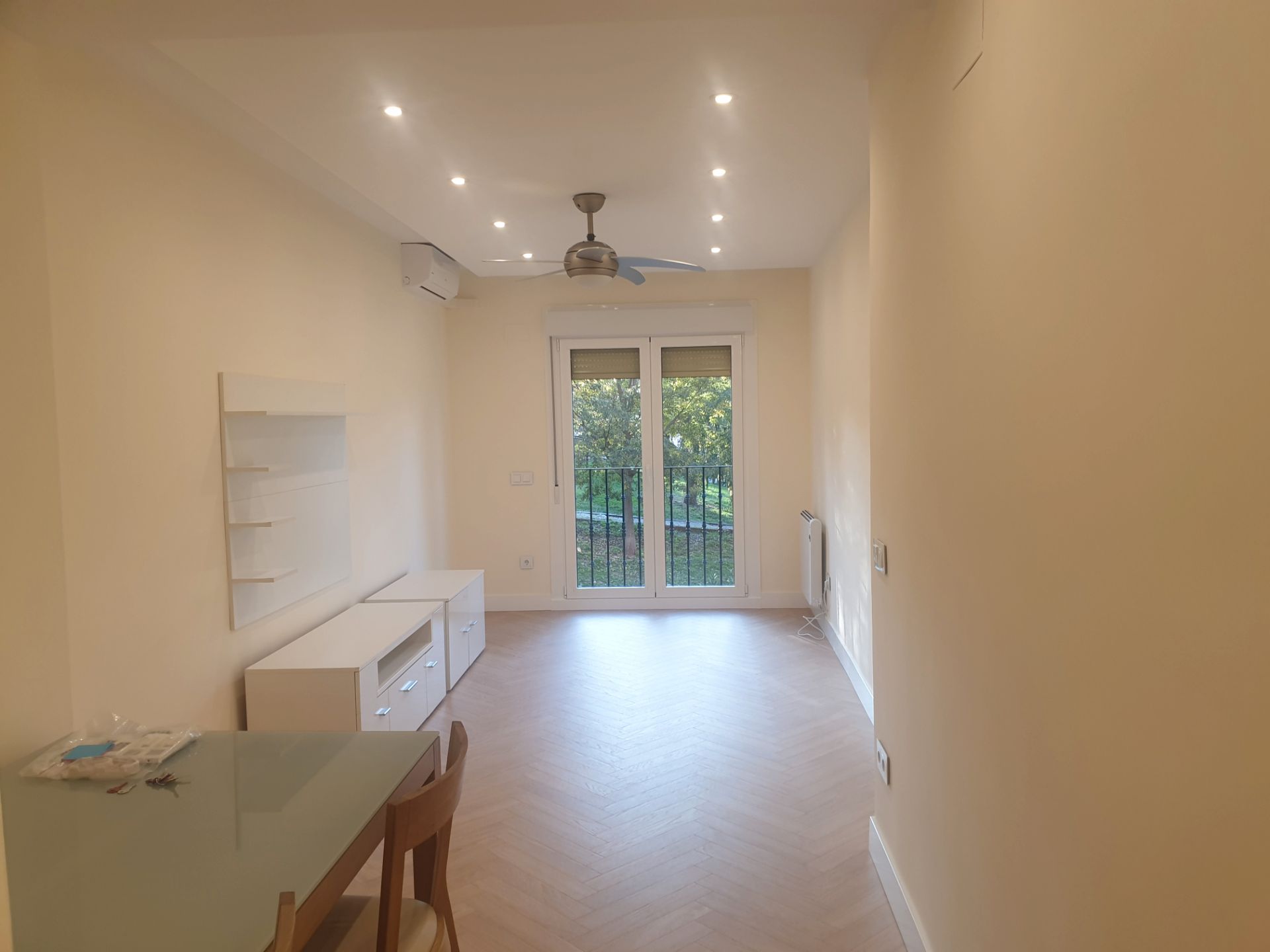 Menjador de Apartament de lloguer en  Madrid Capital amb Aire condicionat, Calefacció i Parquet