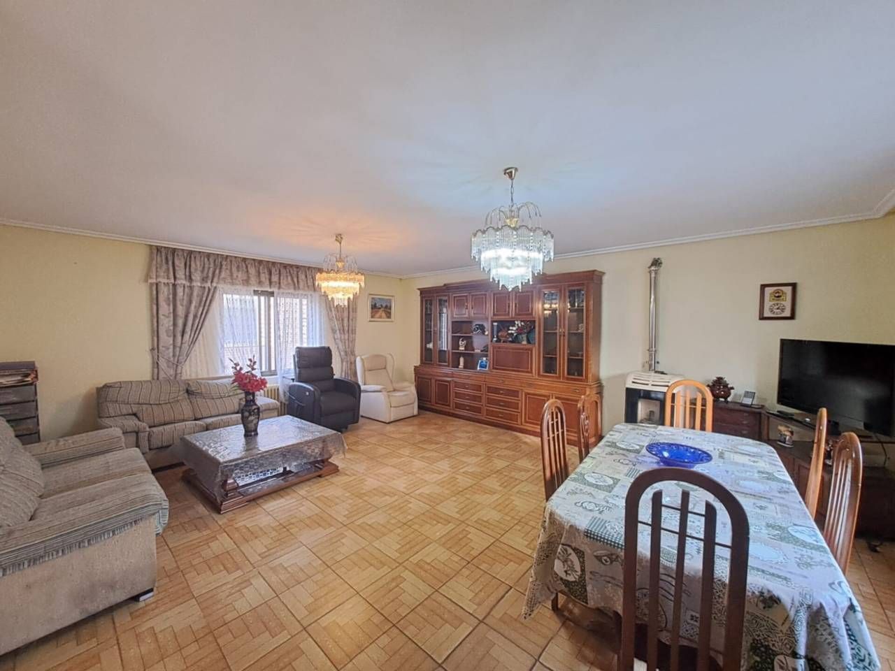 Sala d'estar de Casa adosada en venda en Burgos Capital amb Calefacció i Jardí privat