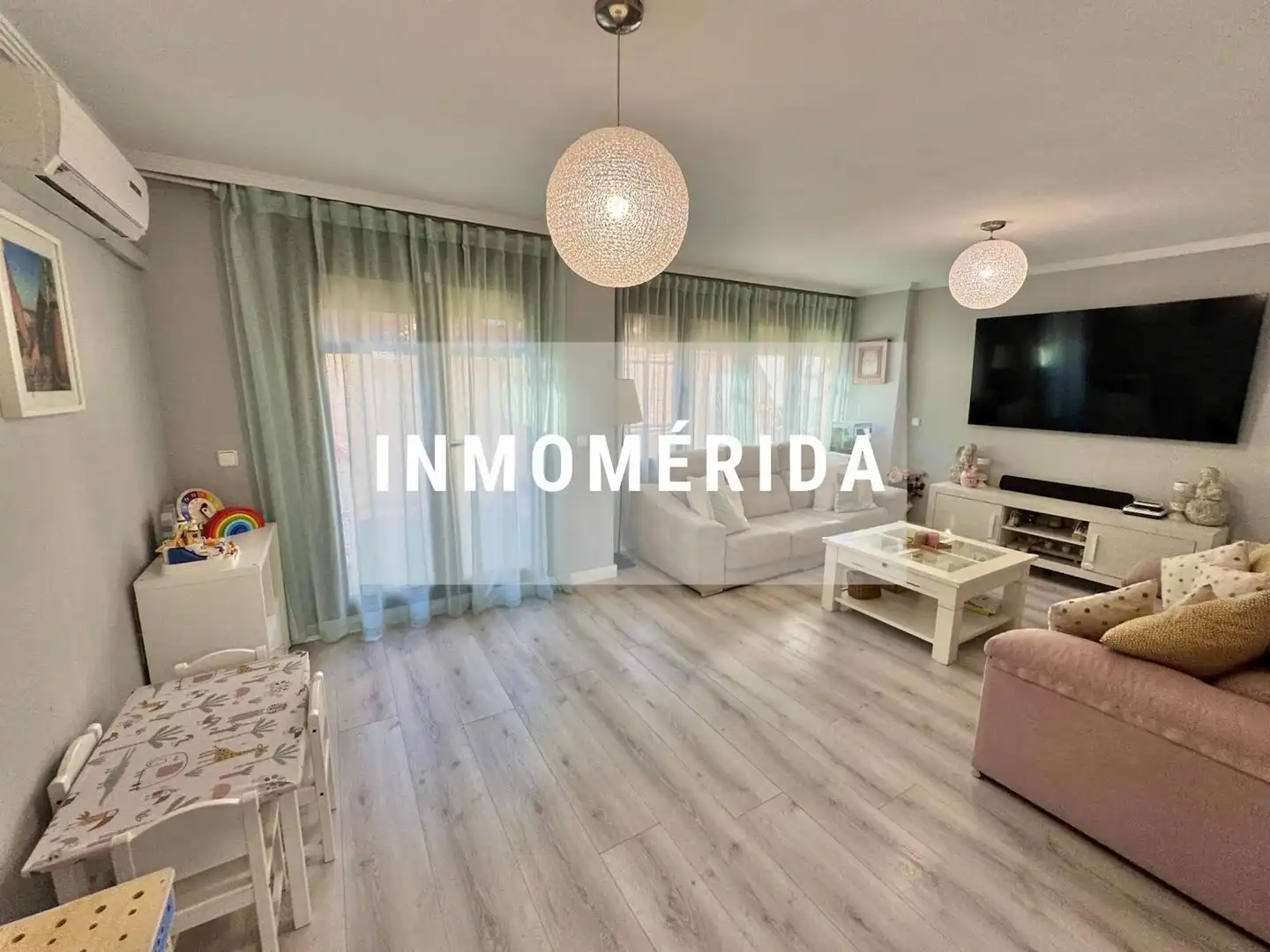 Vista exterior de Casa adosada en venta en Mérida con Aire acondicionado, Calefacción y Jardín privado