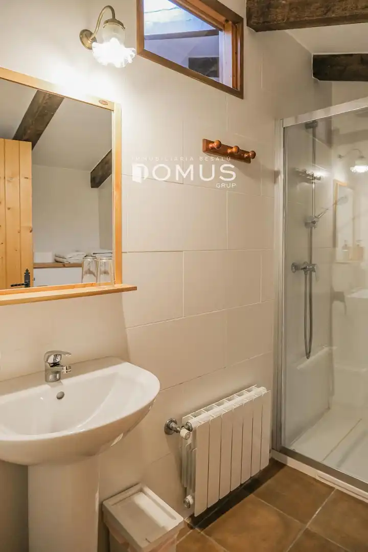 Baño de Finca rústica en venta en Santa Pau con Calefacción, Parquet y Piscina