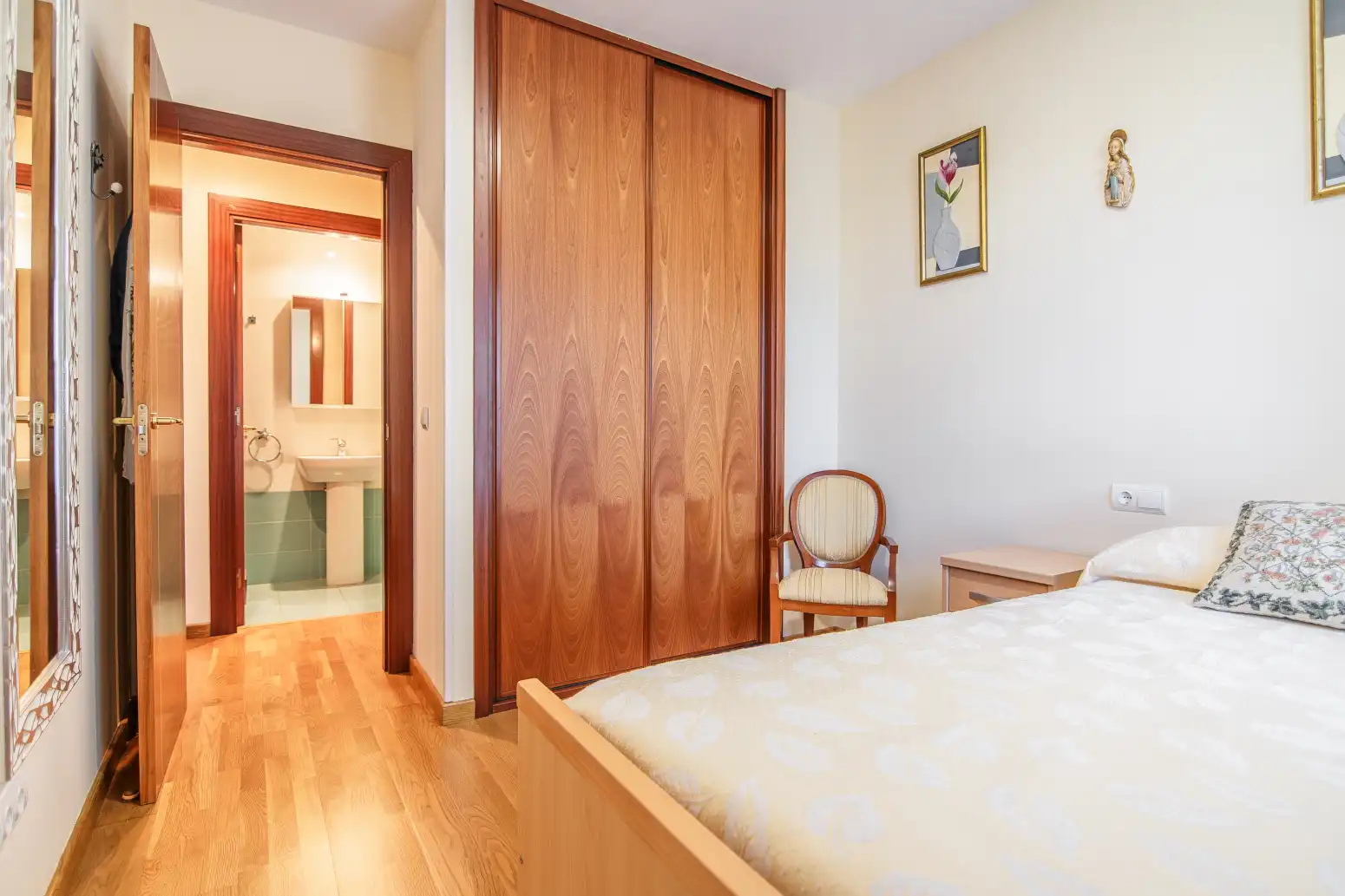 Schlafzimmer von Wohnung zum Verkauf in Gozón mit Heizung, Privatgarten und Abstellraum