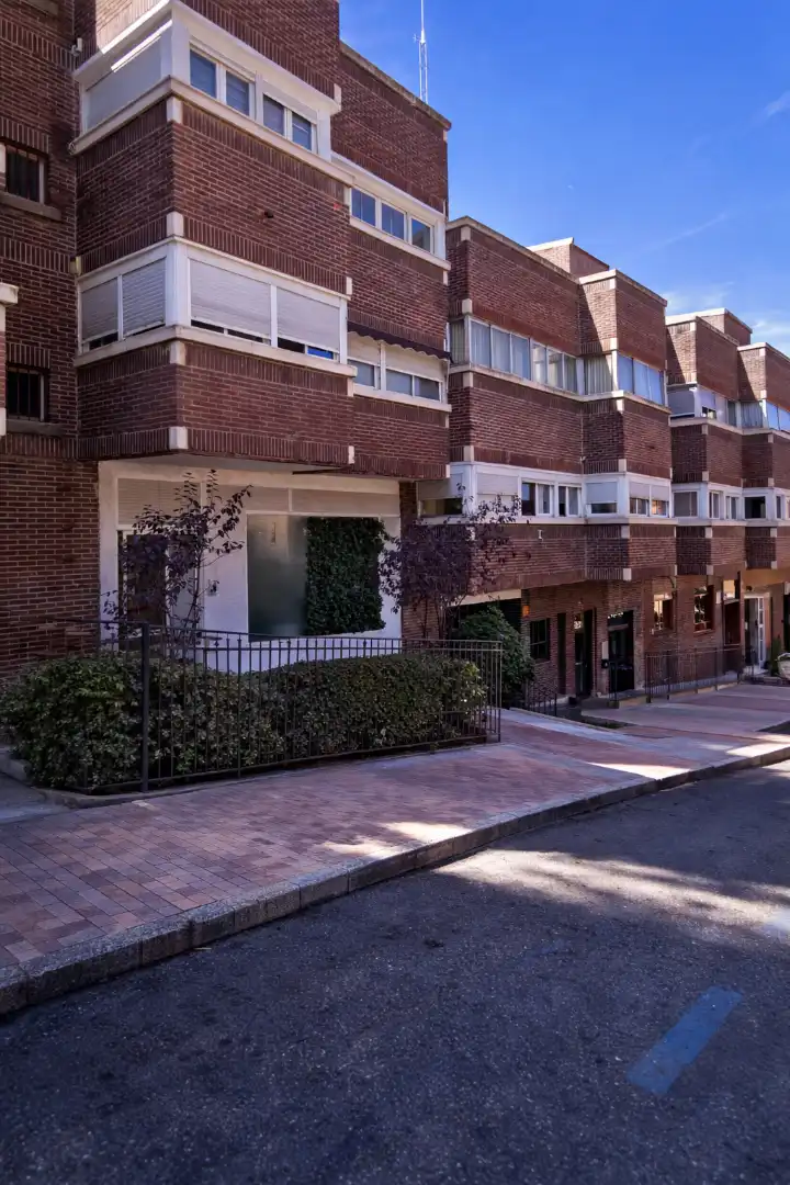 Vista exterior de Local en venda en Pozuelo de Alarcón amb Aire condicionat i Calefacció
