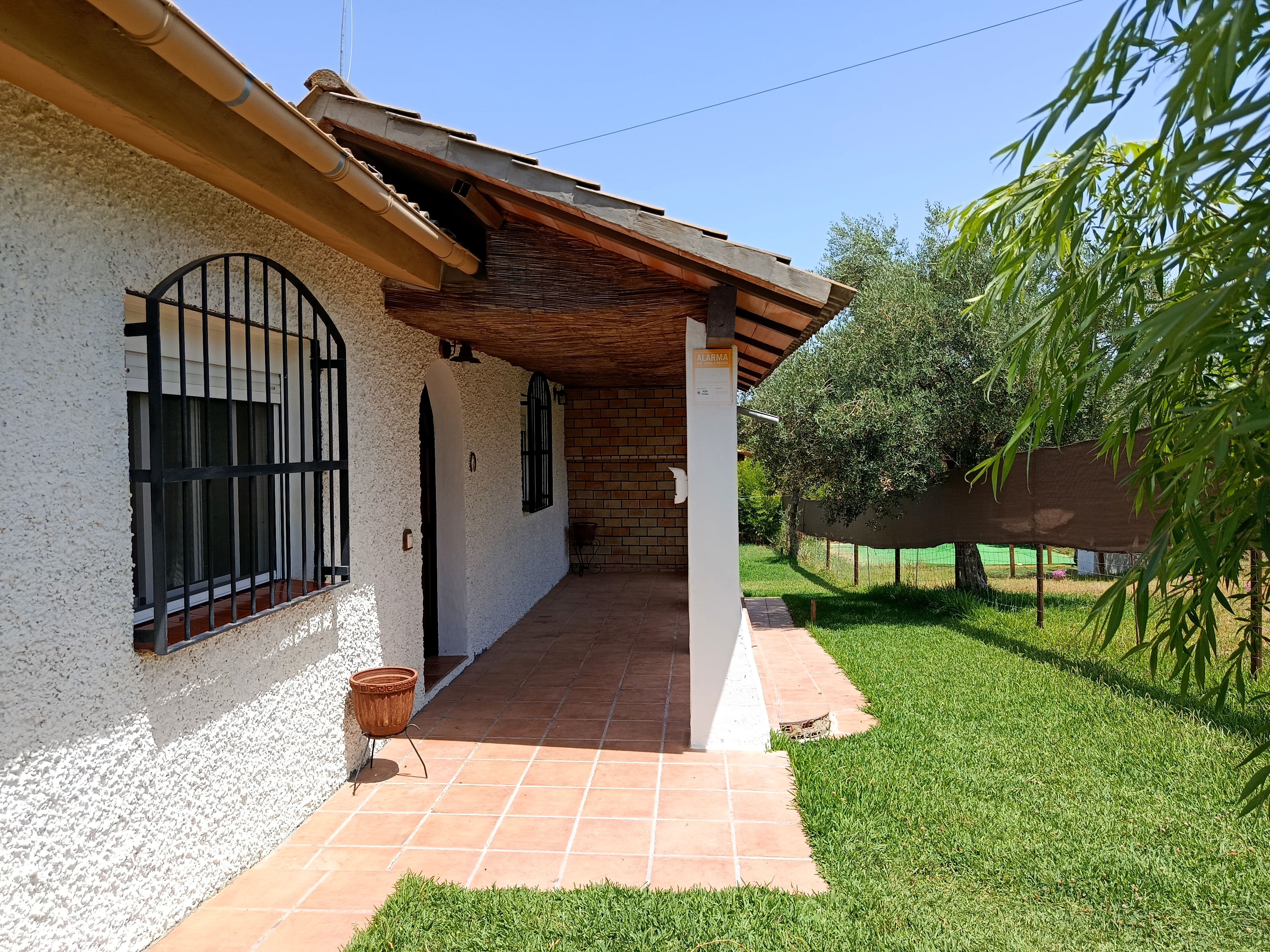 Vista exterior de Finca rústica en venda en Hinojos amb Jardí privat, Terrassa i Piscina