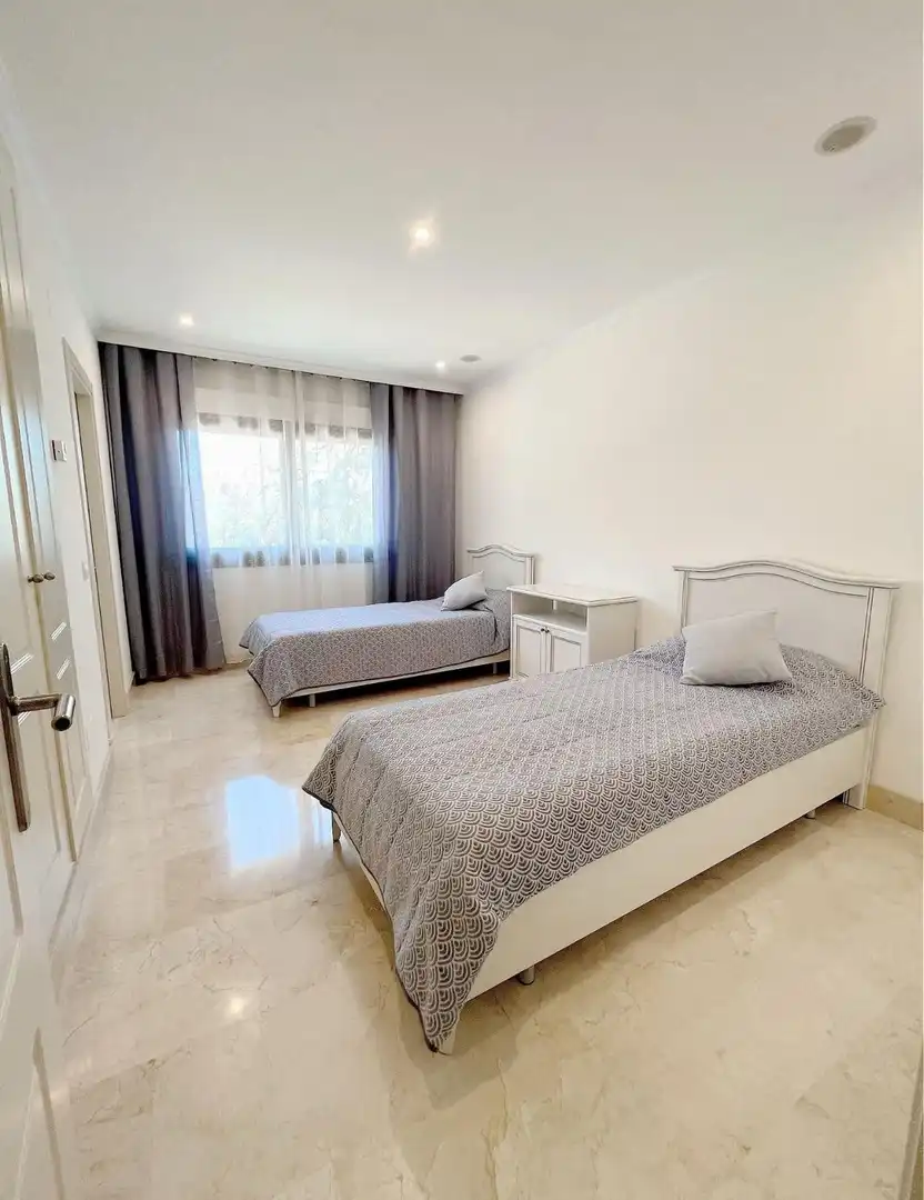 Dormitori de Apartament de lloguer en Marbella amb Aire condicionat, Terrassa i Traster