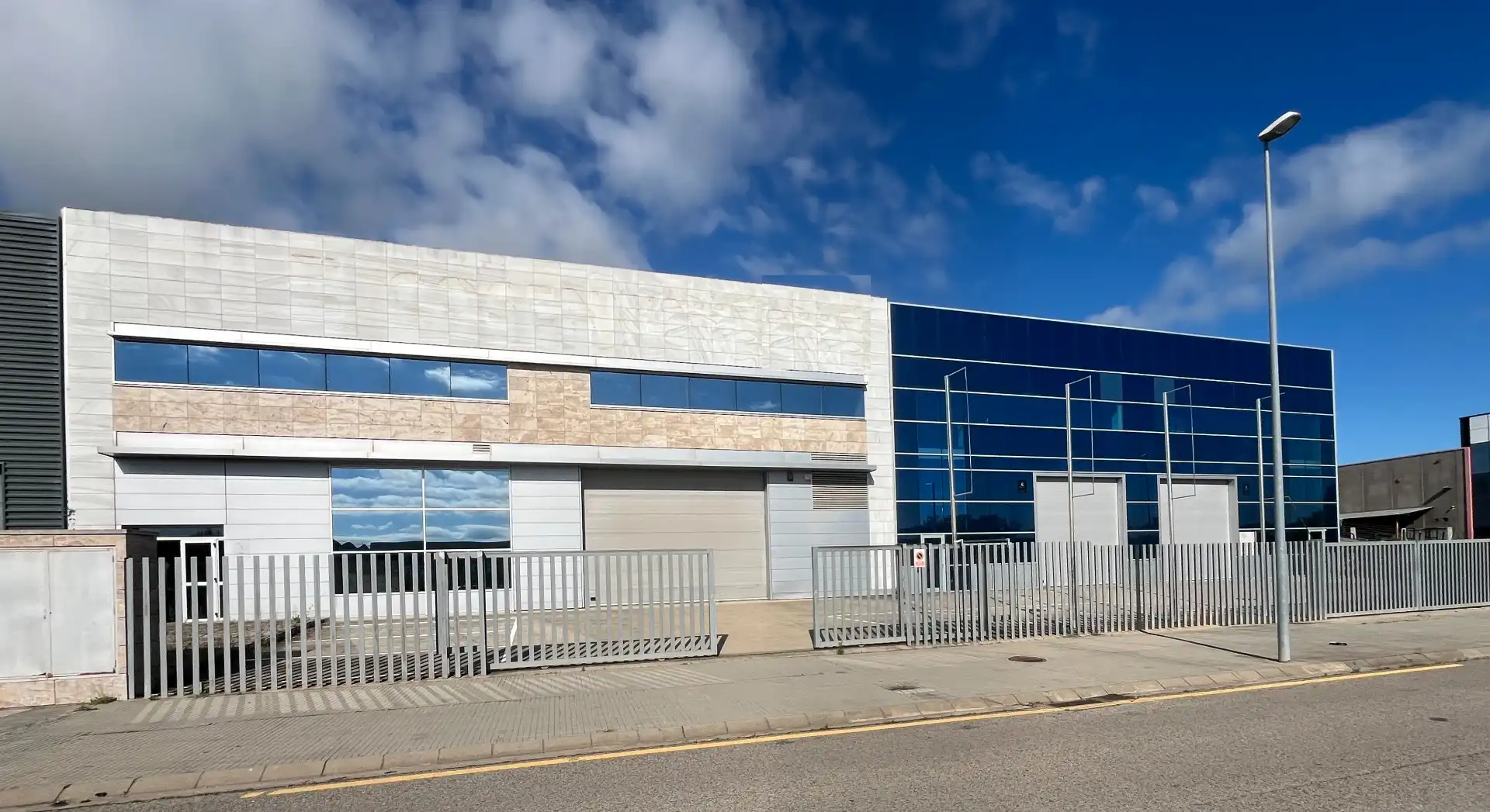 Vista exterior de Nave industrial en venta en Salt con Calefacción y Alarma