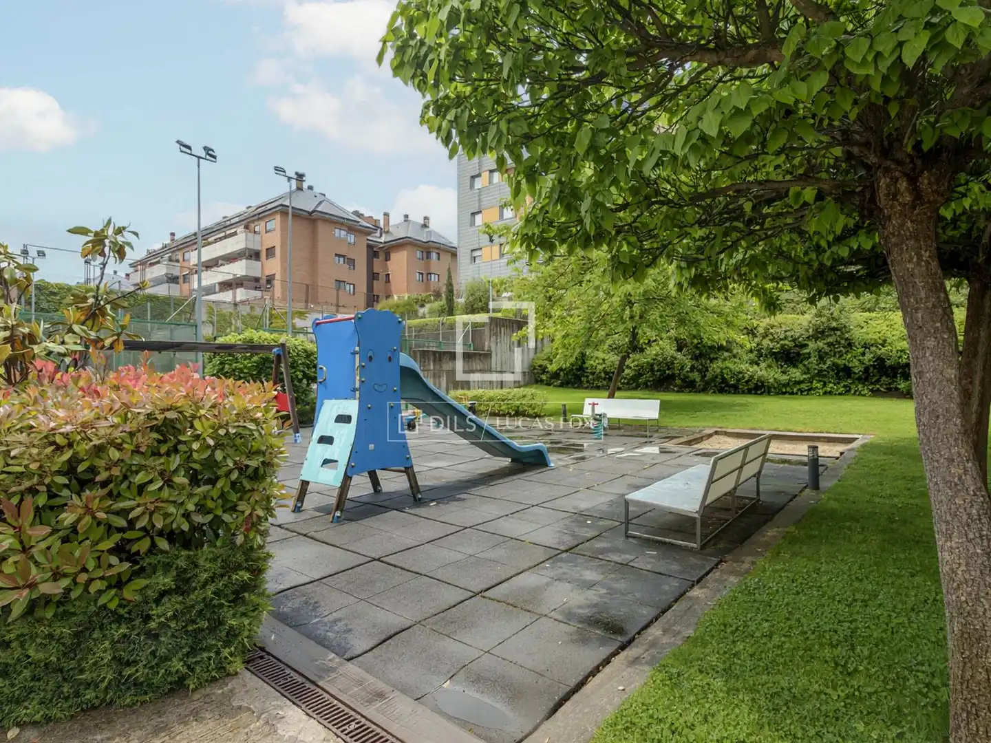 Vista exterior de Pis de lloguer en Majadahonda amb Aire condicionat, Calefacció i Jardí privat
