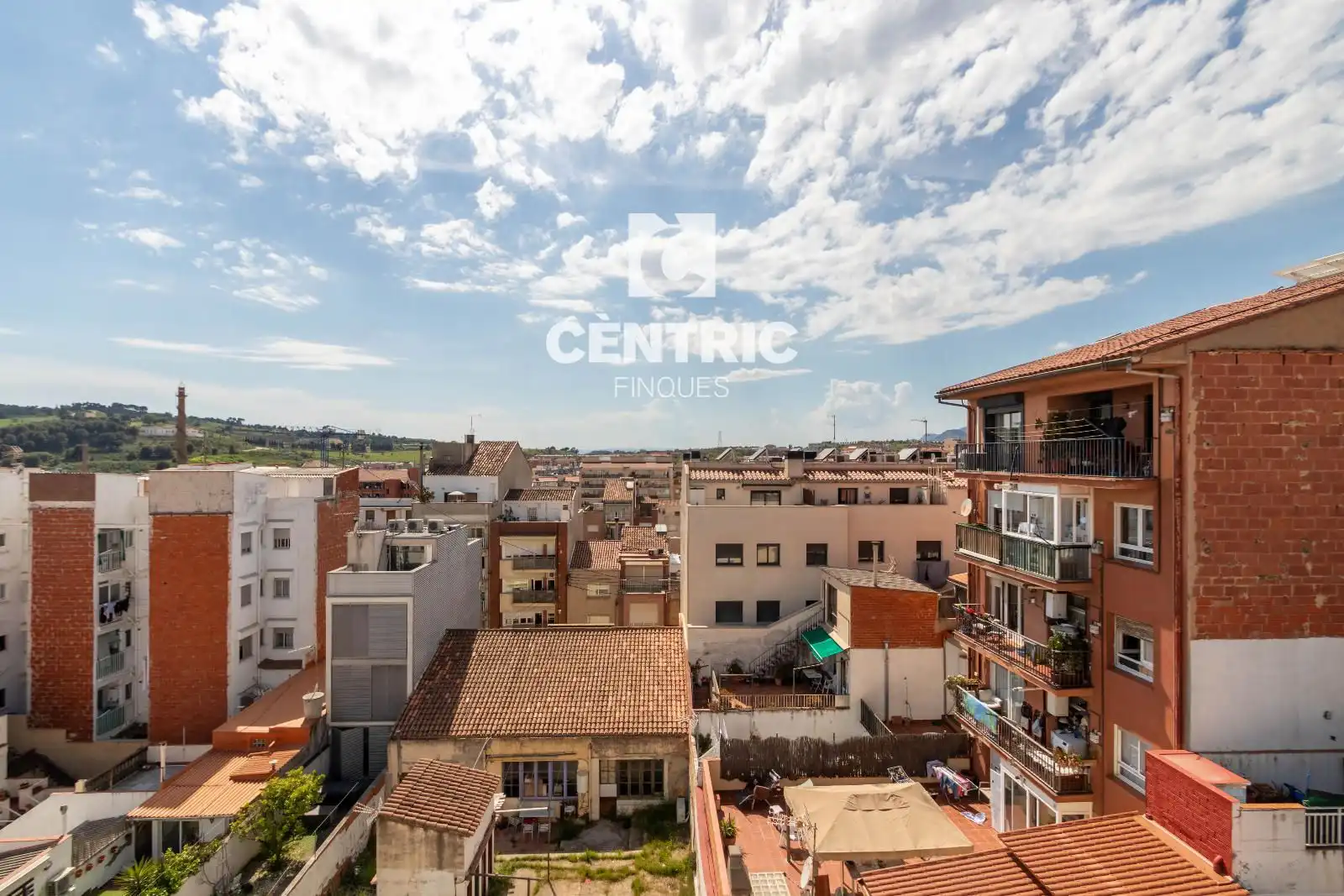 Vista exterior de Ático en venta en Terrassa con Calefacción y Terraza