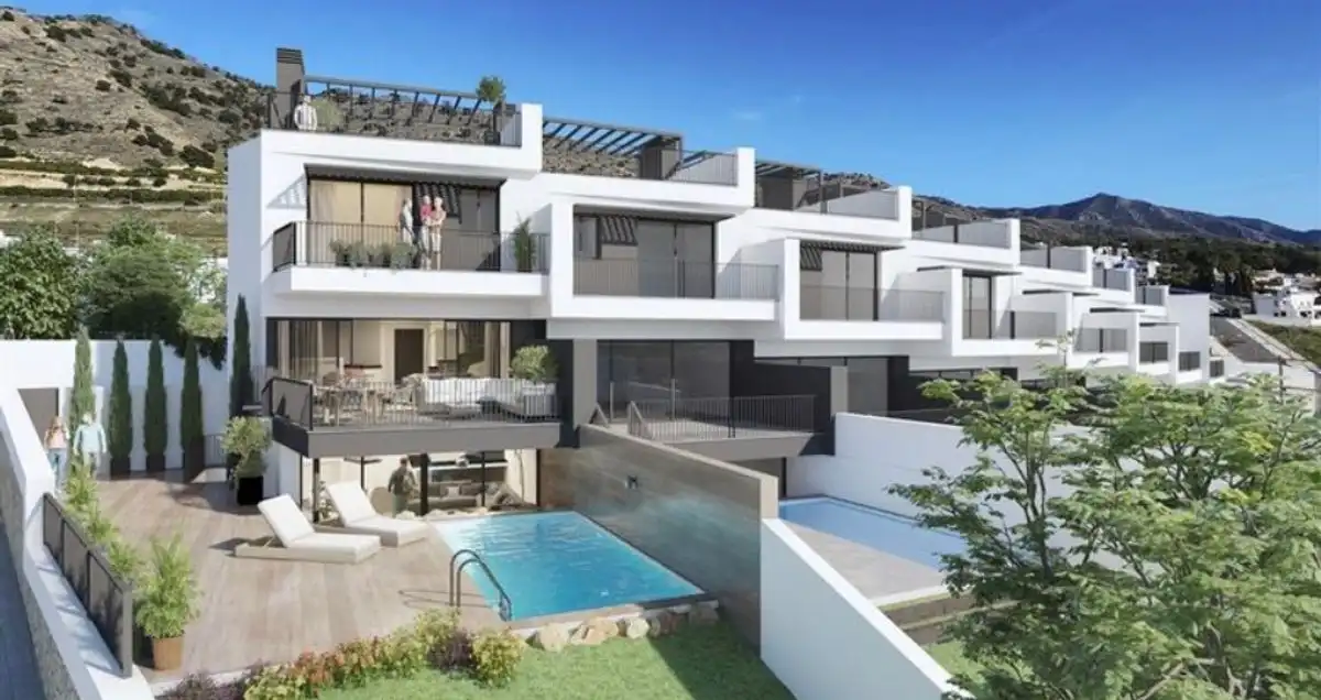 Vista exterior de Casa adosada en venta en Nerja con Calefacción, Terraza y Piscina