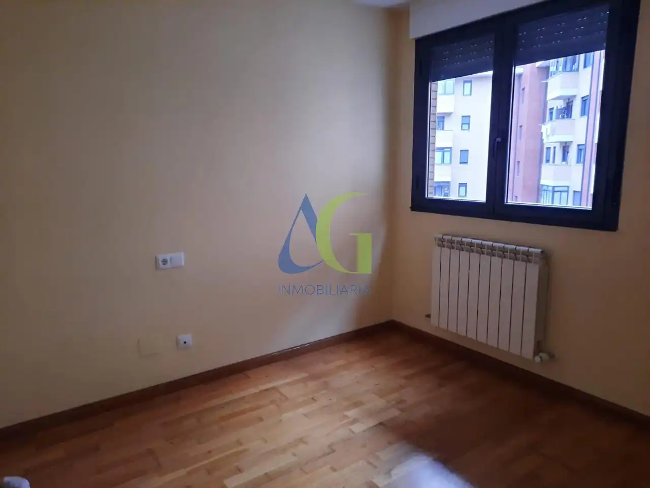 Dormitori de Pis en venda en León Capital  amb Calefacció i Parquet
