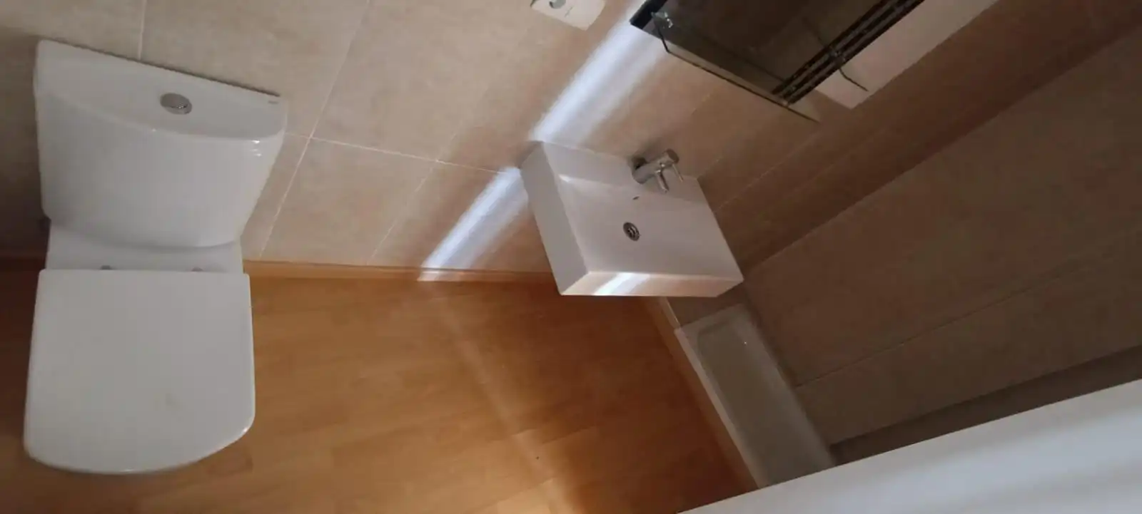 Badezimmer von Dachboden zum Verkauf in L'Ampolla mit Terrasse und Balkon
