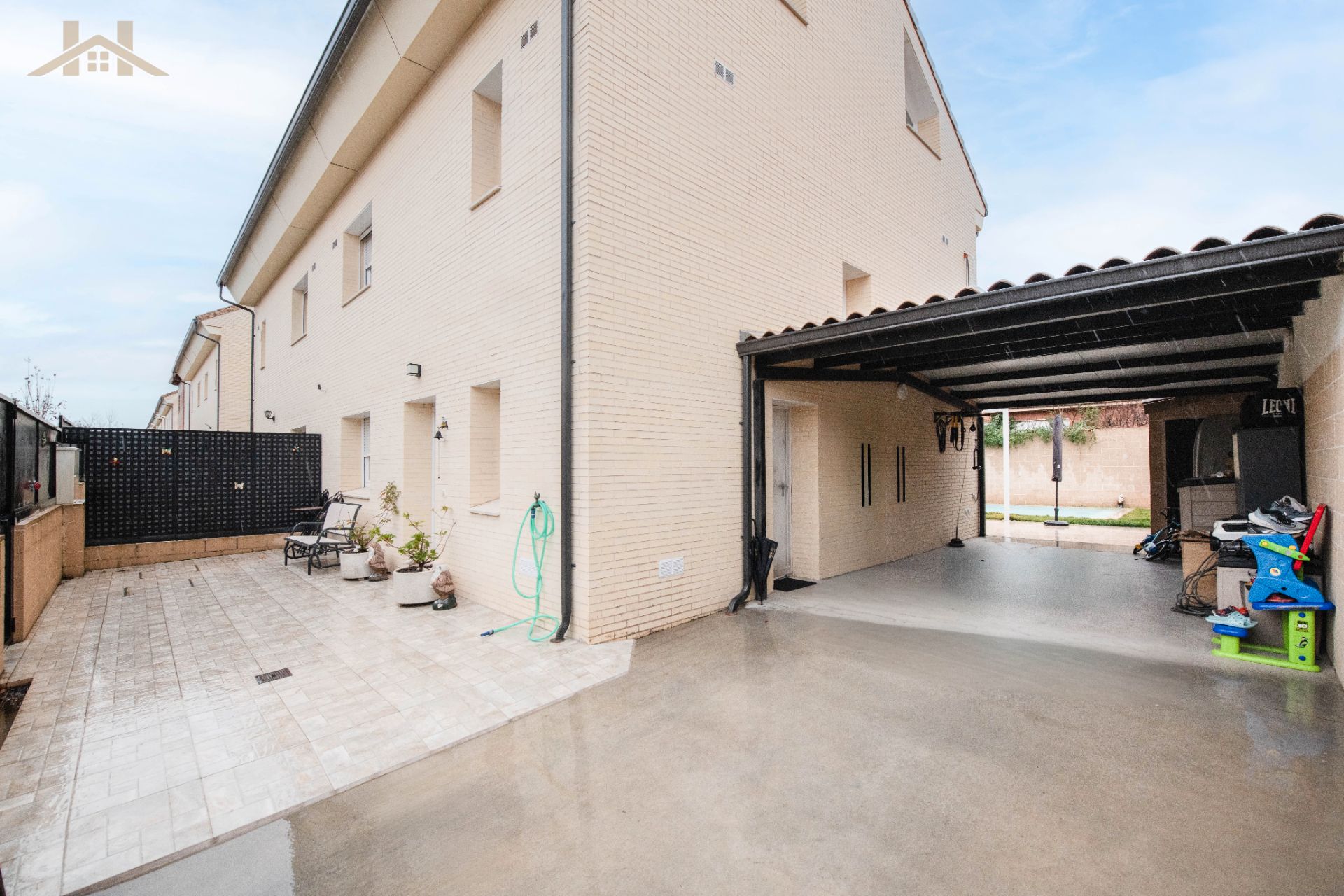 Exterior view of Single-family semi-detached for sale in Rivas-Vaciamadrid  with Air Conditioner, Private garden and Swimming Pool