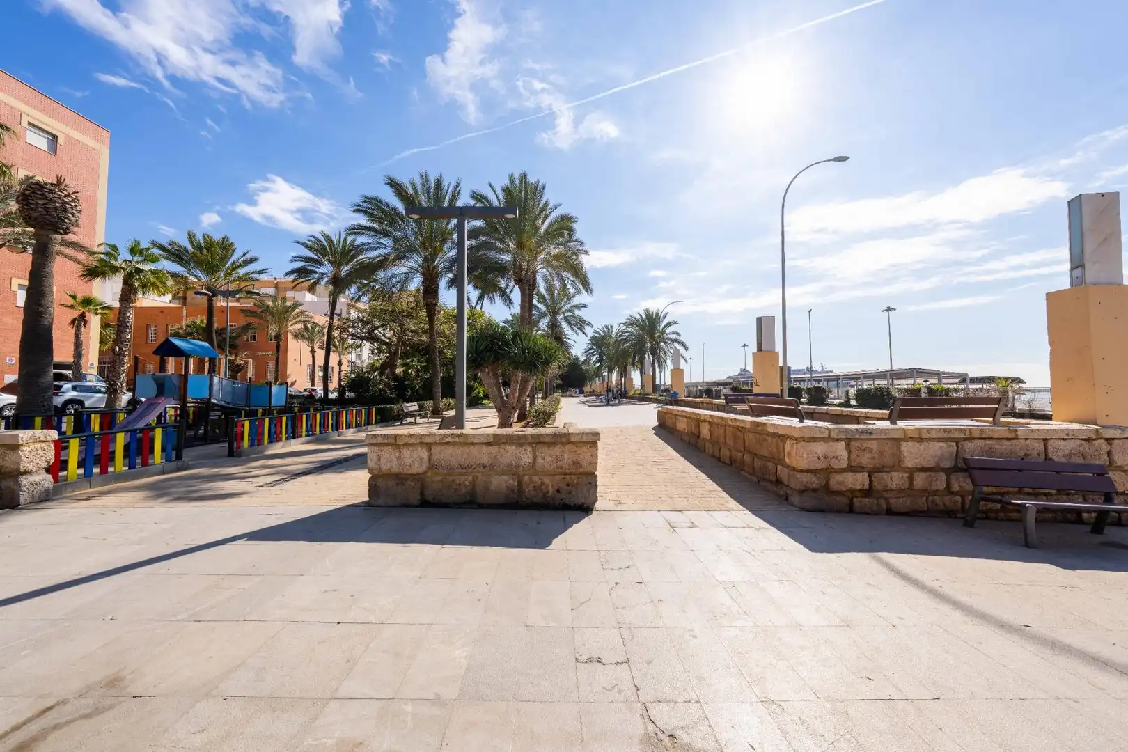 Außenansicht von Wohnung zum Verkauf in Almería mit Klimaanlage, Heizung und Balkon