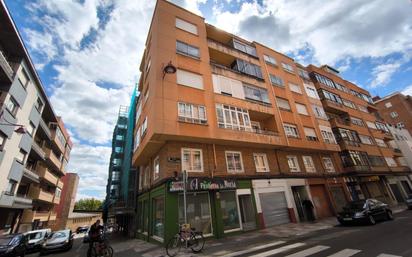 Vista exterior de Pis en venda en León Capital  amb Terrassa i Traster