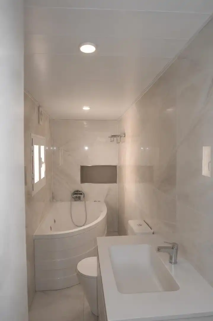 Bathroom of Flat for sale in Madrid  with Air Conditioner and Balcony