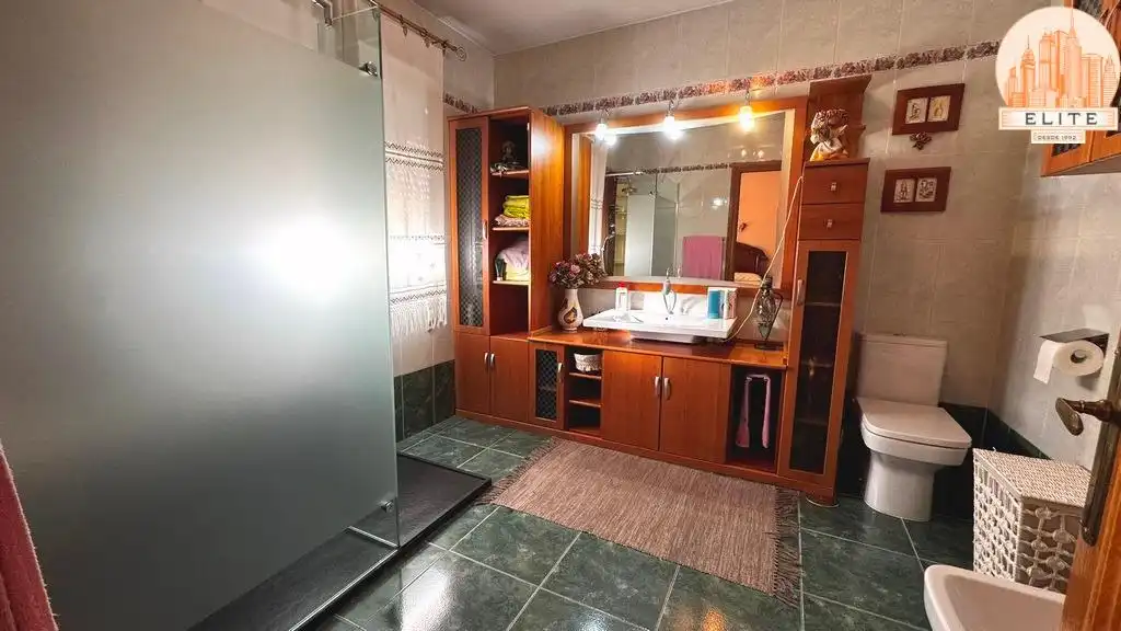 Baño de Casa adosada en venta en Torrejón de la Calzada con Aire acondicionado, Calefacción y Jardín privado