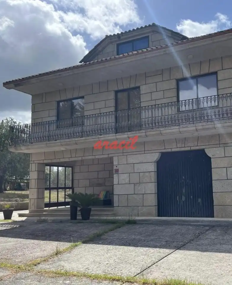 Vista exterior de Casa o xalet de lloguer en Ourense Capital  amb Calefacció, Jardí privat i Terrassa
