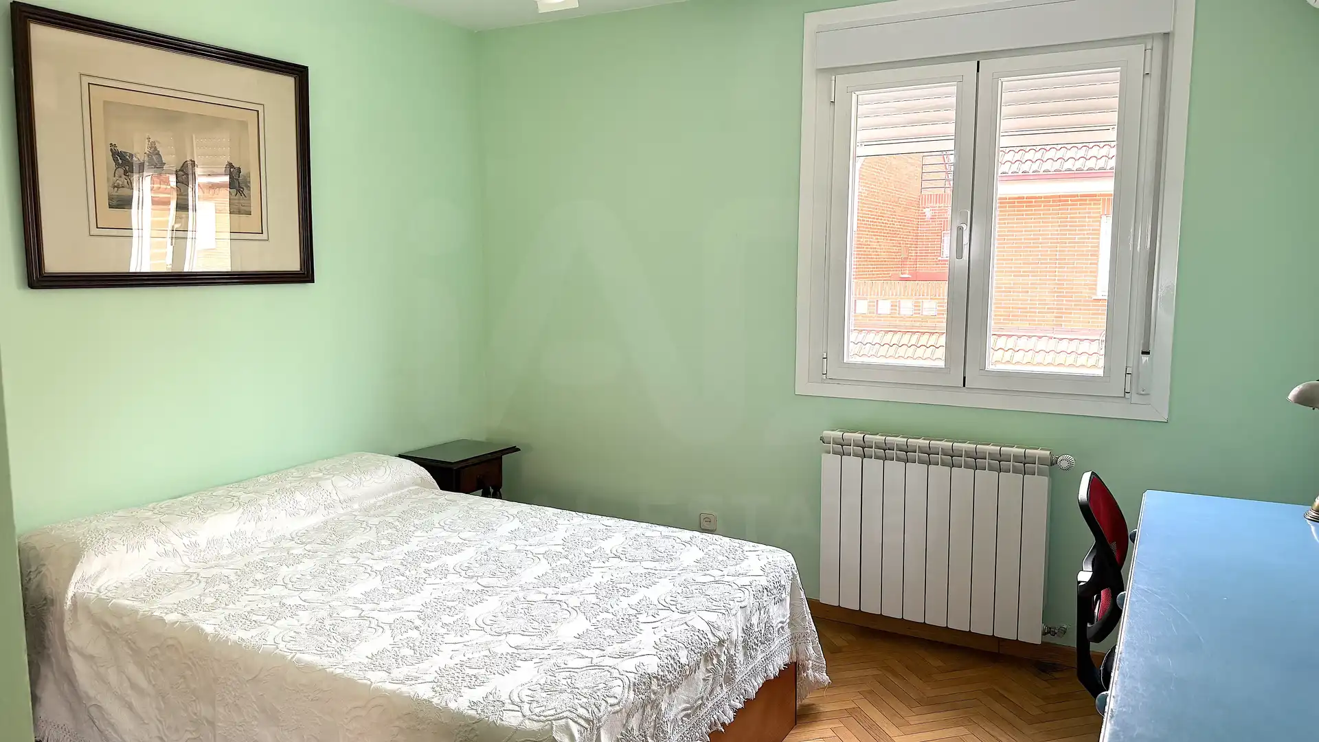 Dormitori de Casa adosada en venda en Las Rozas de Madrid amb Calefacció