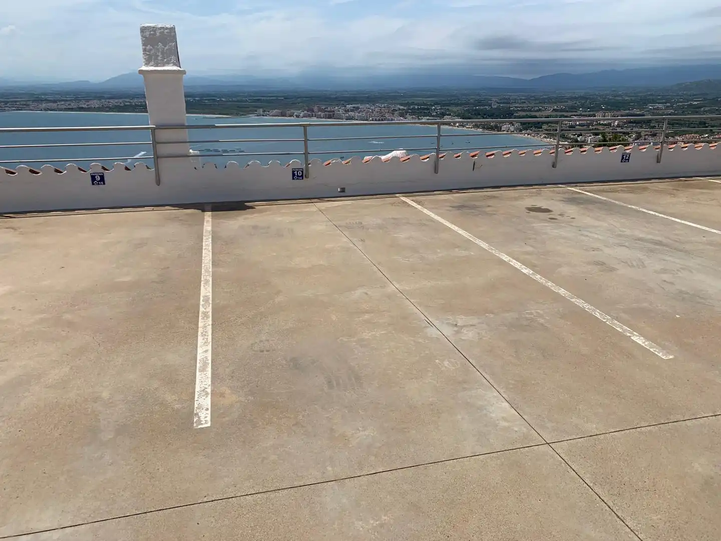 Parking de Dúplex en venta en Roses con Terraza, Piscina y Horno