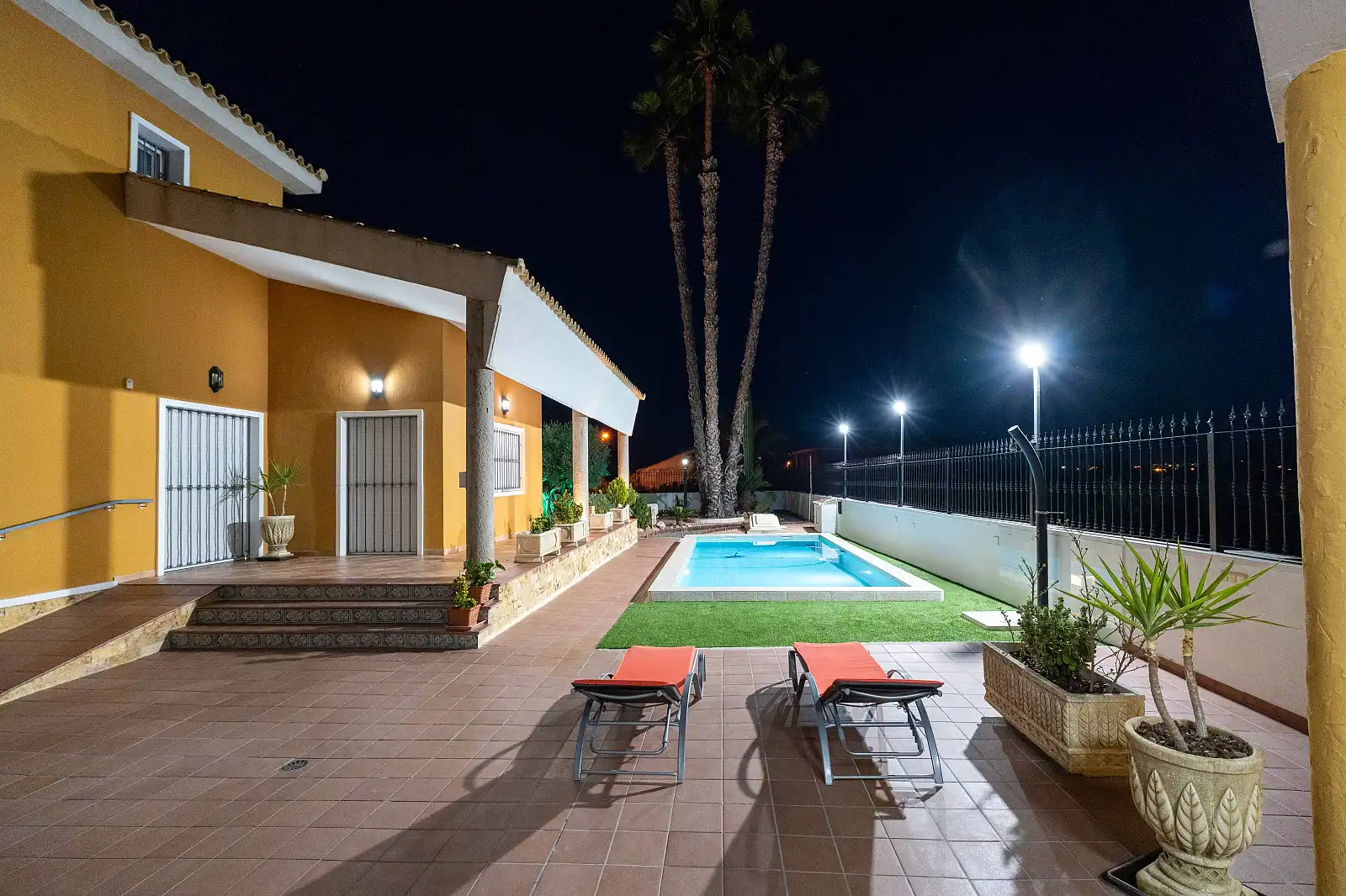 Piscina de Casa o xalet en venda en Orihuela amb Aire condicionat, Jardí privat i Terrassa