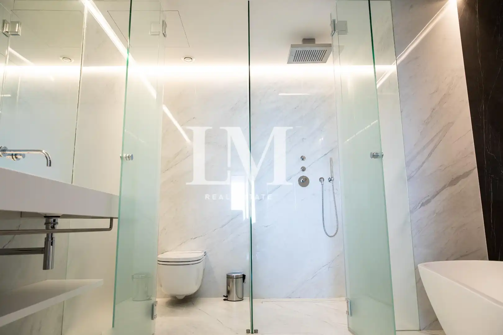Bathroom of Apartments for rent in Barcelona  with Air Conditioner, Private garden and Terrace