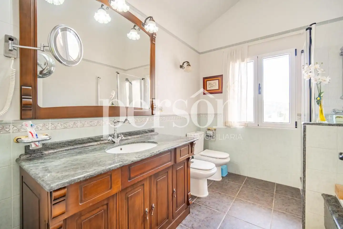 Bany de Casa o xalet en venda en Alzira amb Jardí privat, Terrassa i Piscina