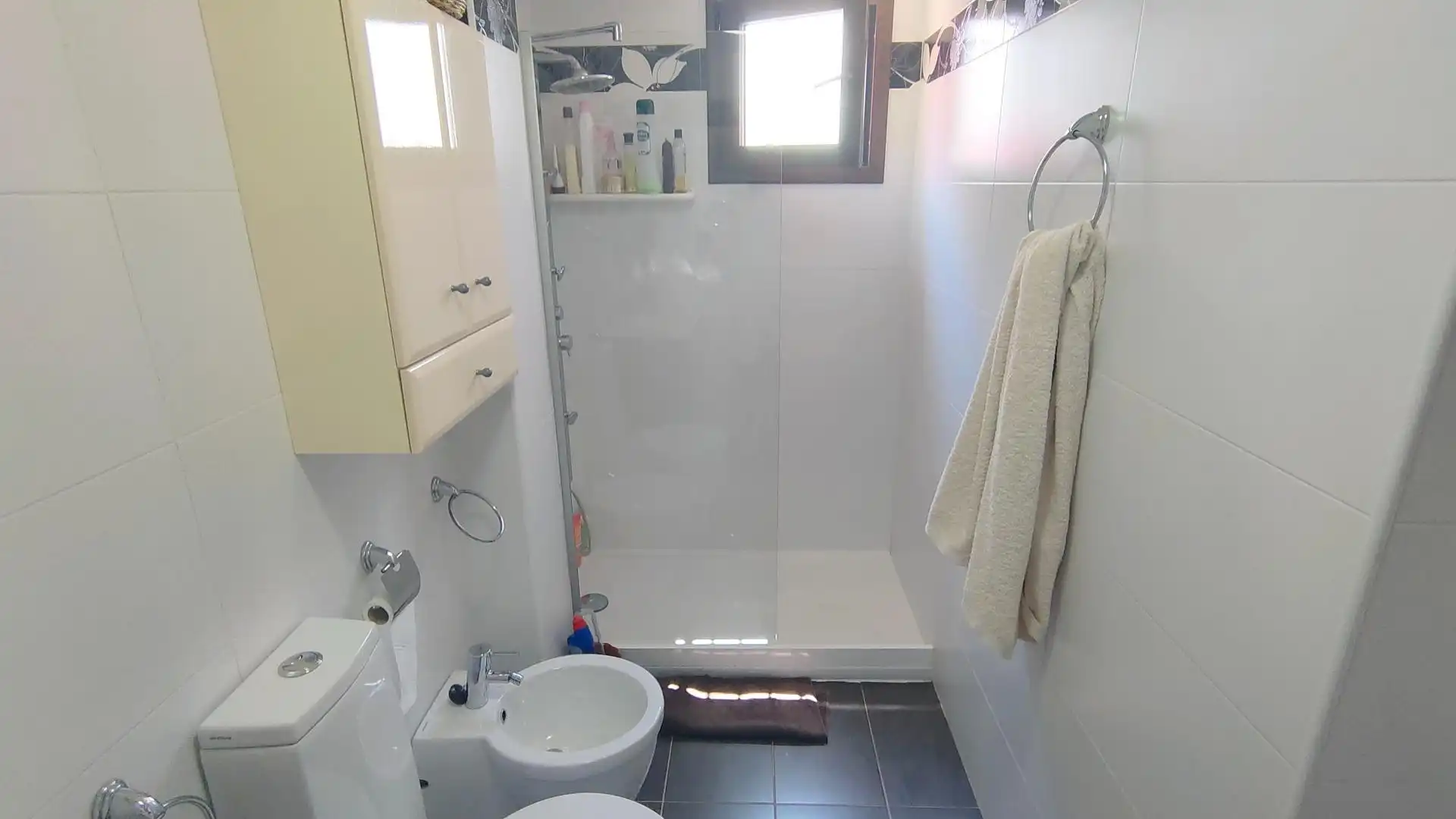 Badezimmer von Erdgeschoss zum Verkauf in Pulpí mit Klimaanlage, Terrasse und Möbliert
