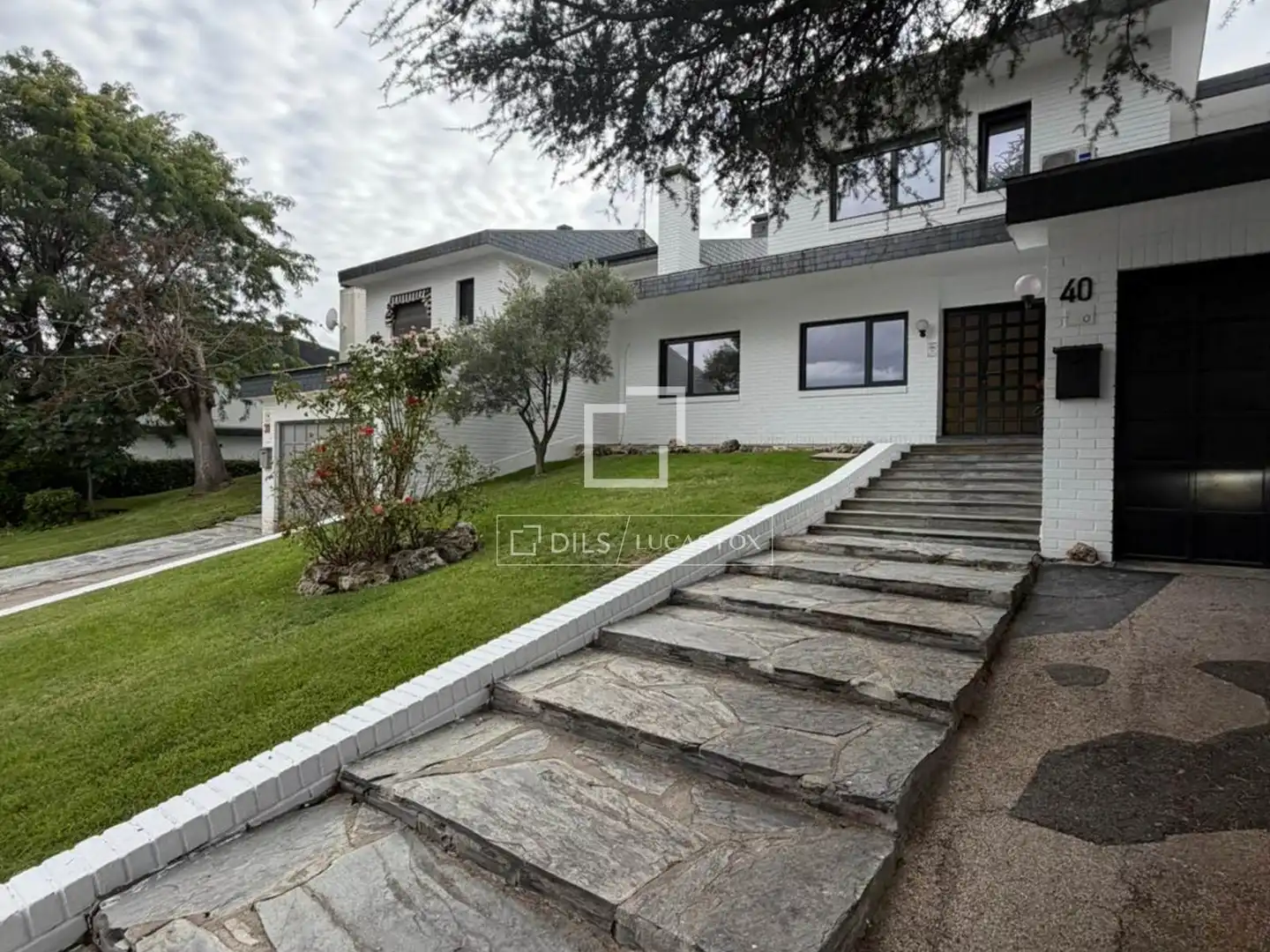Vista exterior de Casa o xalet de lloguer en La Moraleja amb Aire condicionat, Calefacció i Jardí privat