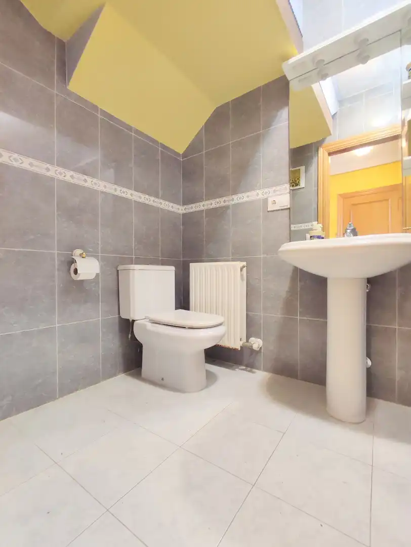 Baño de Casa adosada en venta en Aoiz / Agoitz con Aire acondicionado, Calefacción y Terraza
