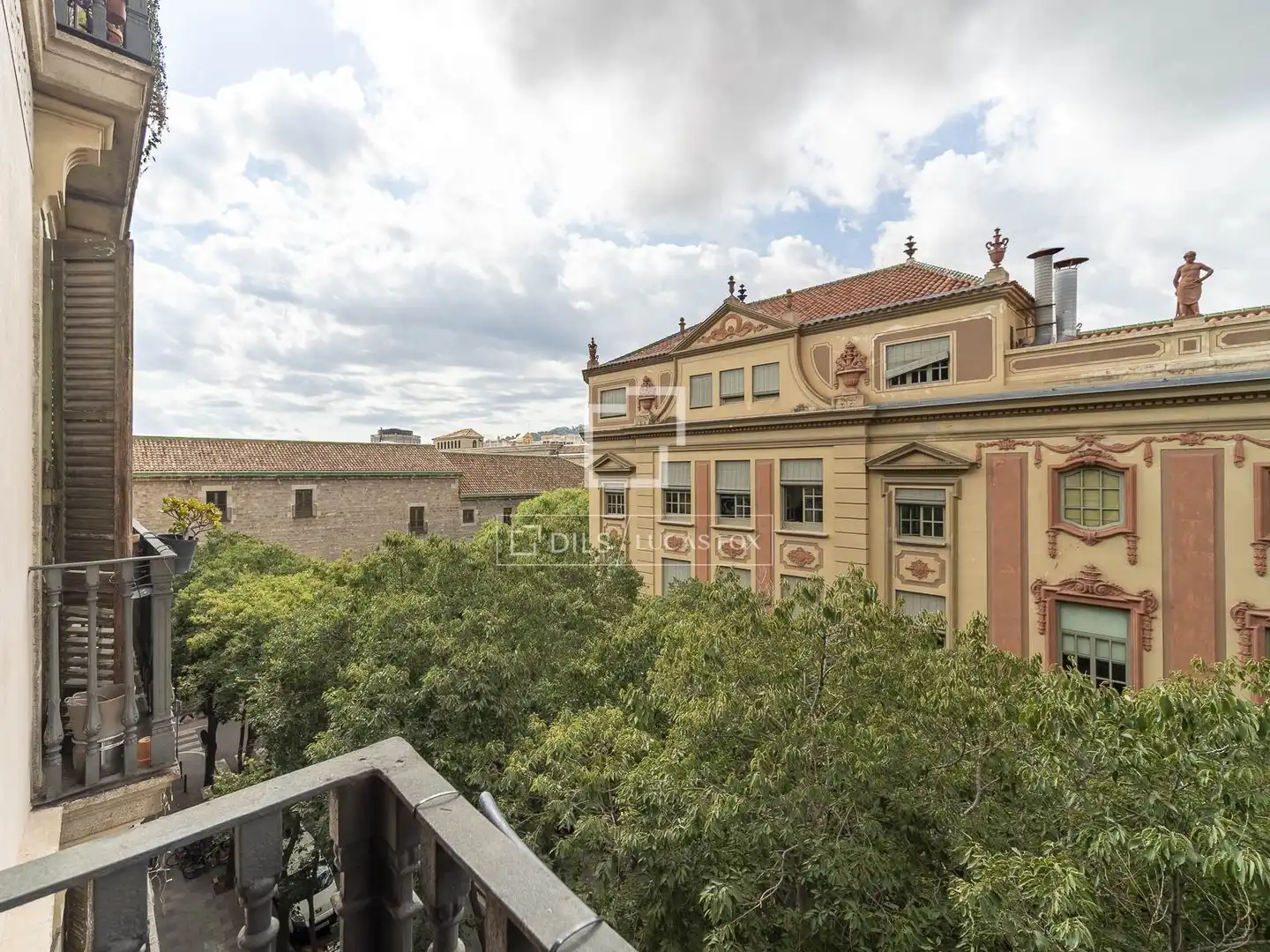 Außenansicht von Wohnung zum Verkauf in Barcelona mit Heizung und Balkon