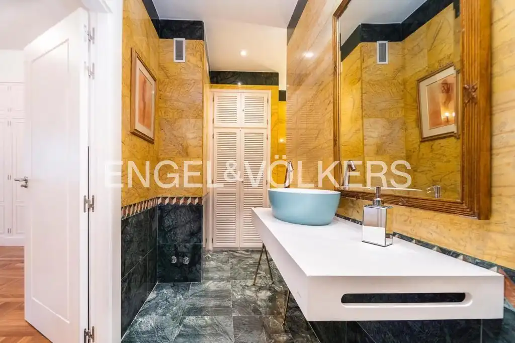 Badezimmer von Wohnung zur Miete in Madrid mit Klimaanlage, Heizung und Parkett
