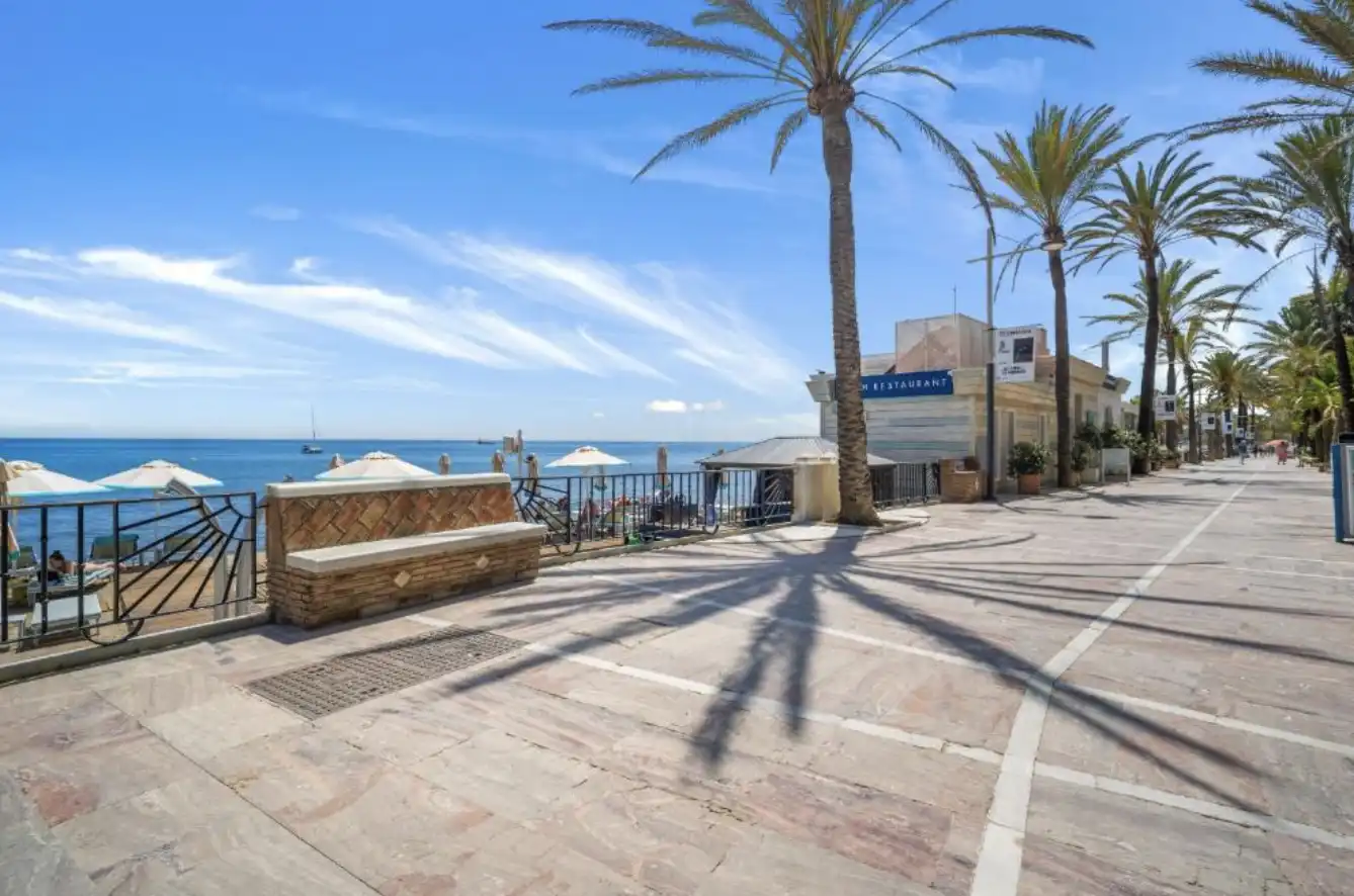 Vista exterior de Apartament de lloguer en Marbella amb Aire condicionat, Piscina i Moblat