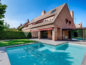 Semi-detached house with pool for sale in Las Vegas  - Santa María