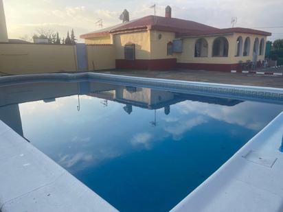 Piscina de Casa o xalet en venda en Carmona amb Aire condicionat, Jardí privat i Piscina comunitària