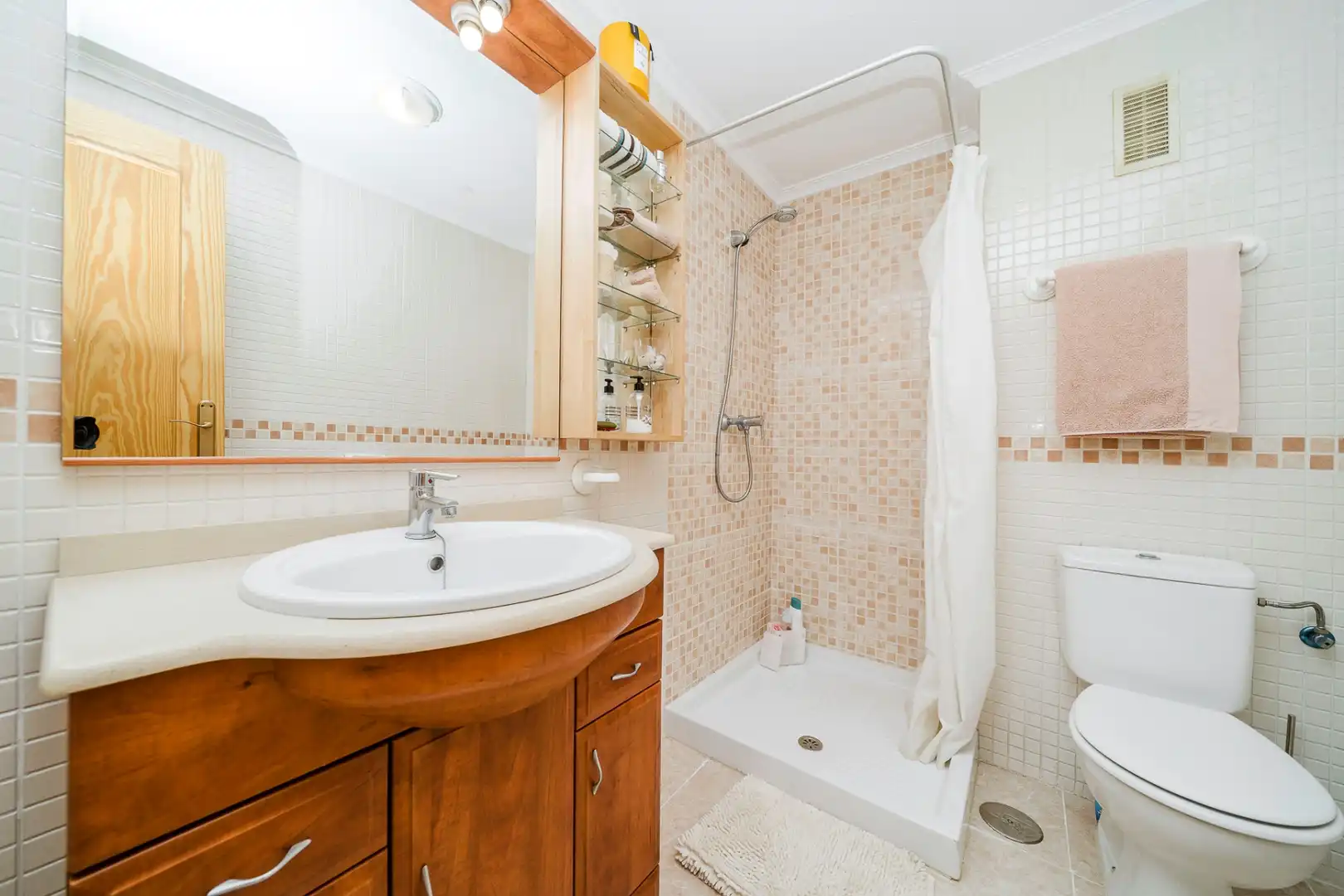 Attic for rent in La Florida