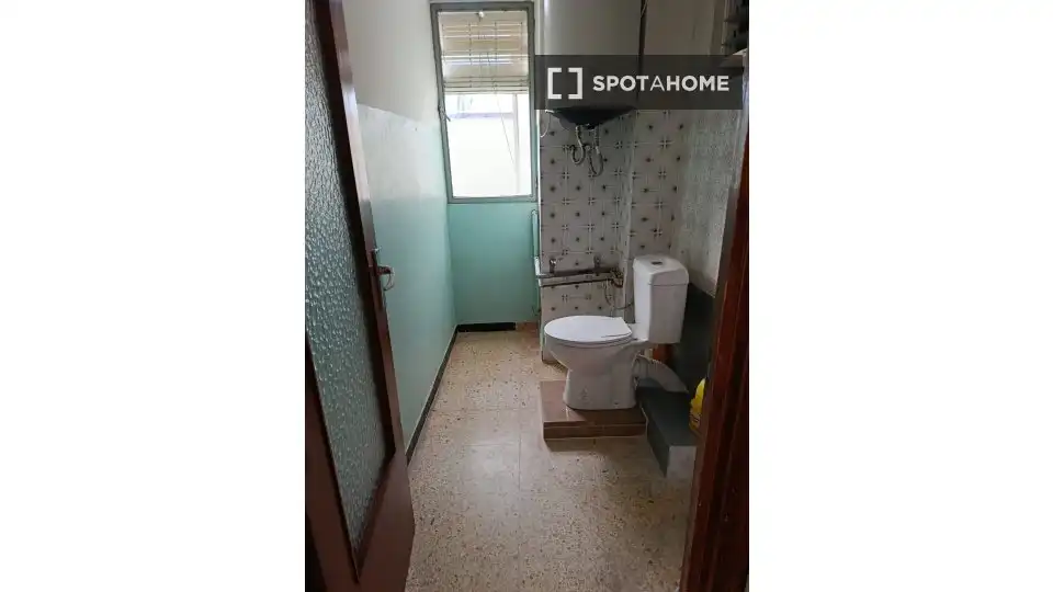 Bathroom of Flat for share in Carcaixent, Valencia