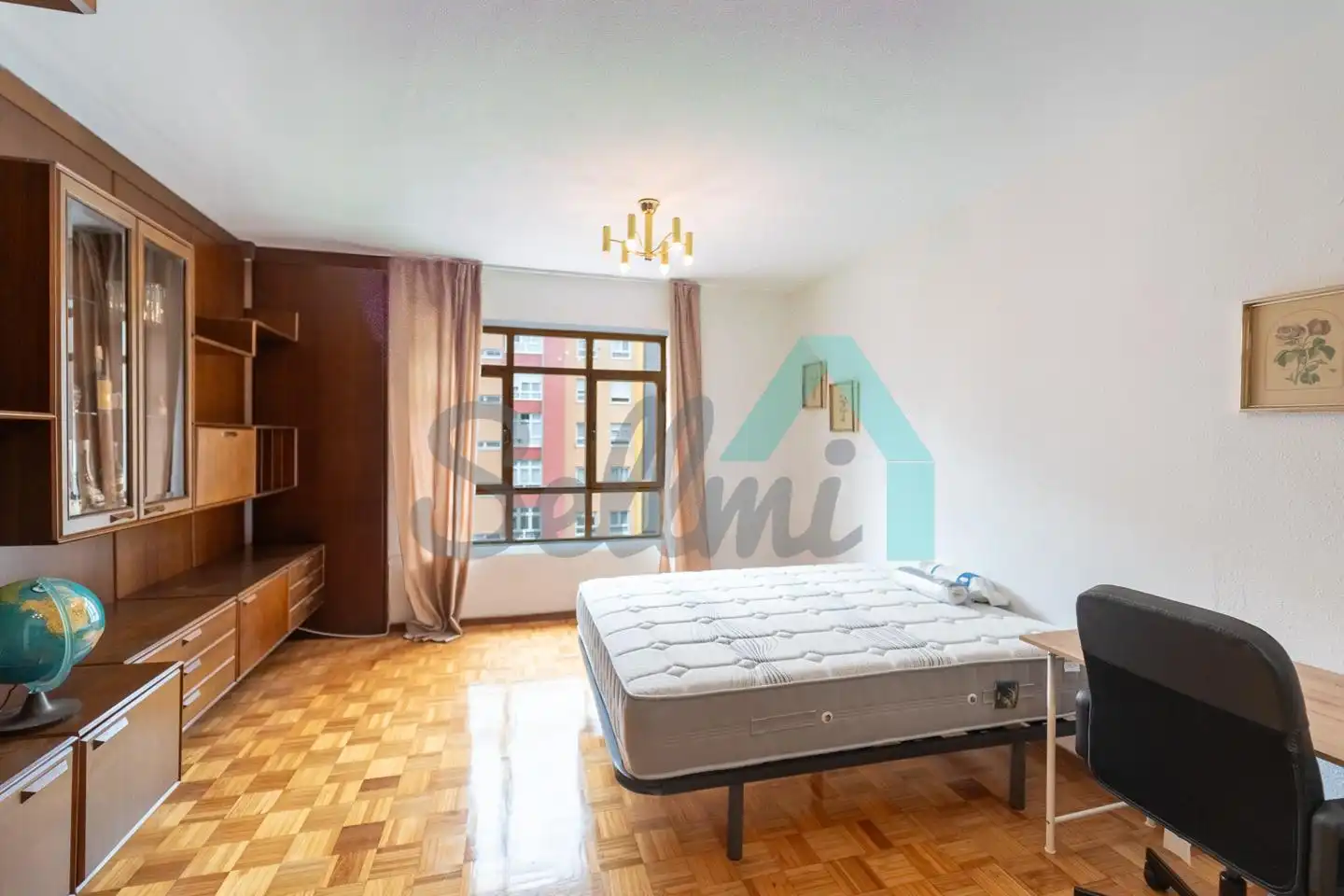 Bedroom of Flat for share in Oviedo   with Heating, Parquet flooring and Furnished
