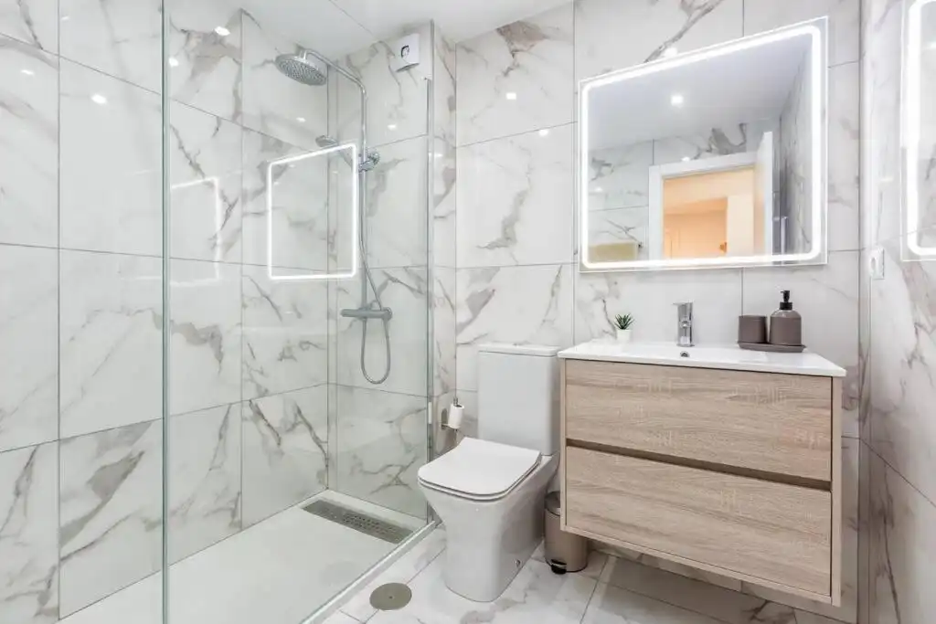 Baño de Apartamento en venta en Marbella con Aire acondicionado, Calefacción y Parquet