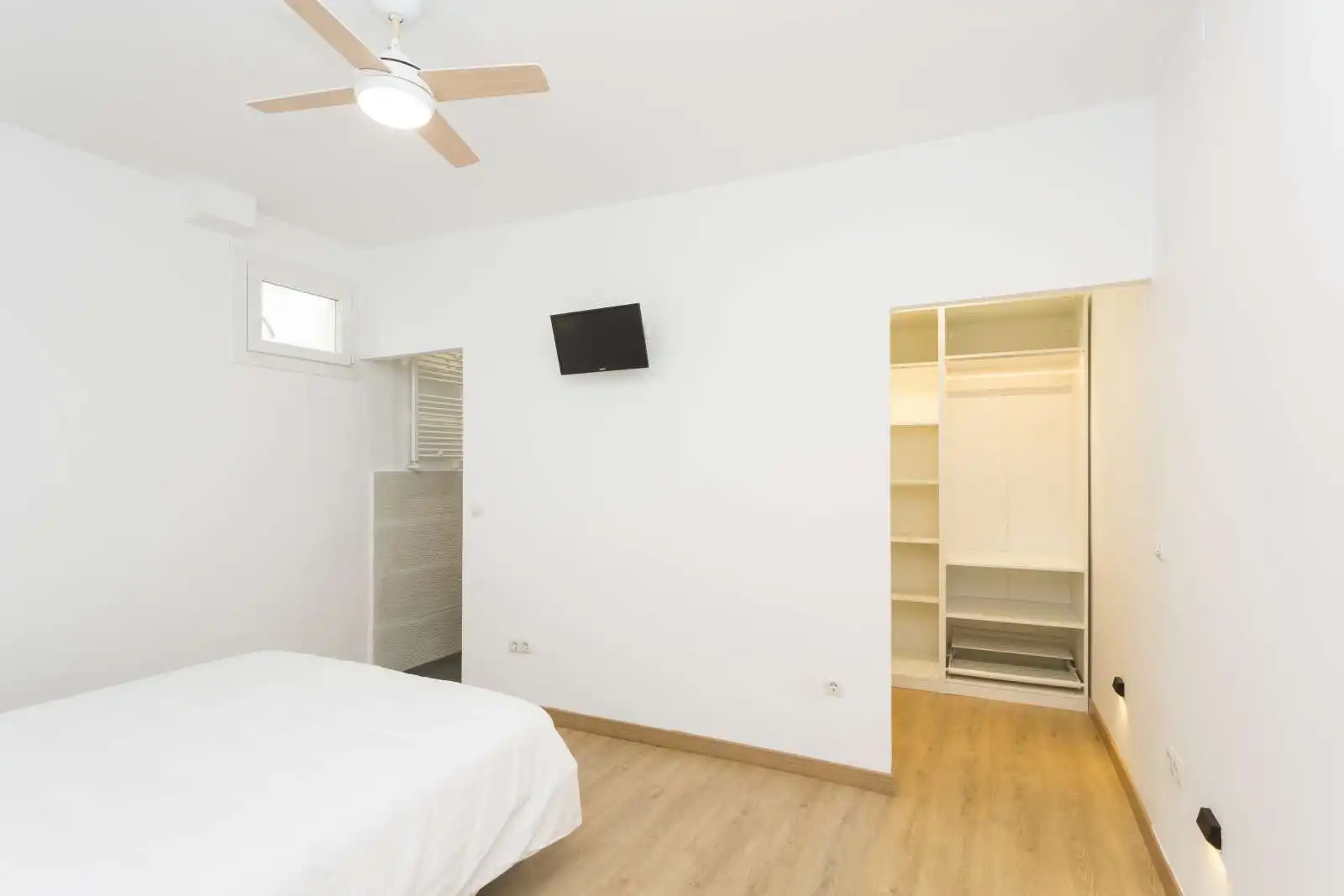 Bedroom of Apartments for share in  Madrid Capital  with Air Conditioner, Heating and Terrace